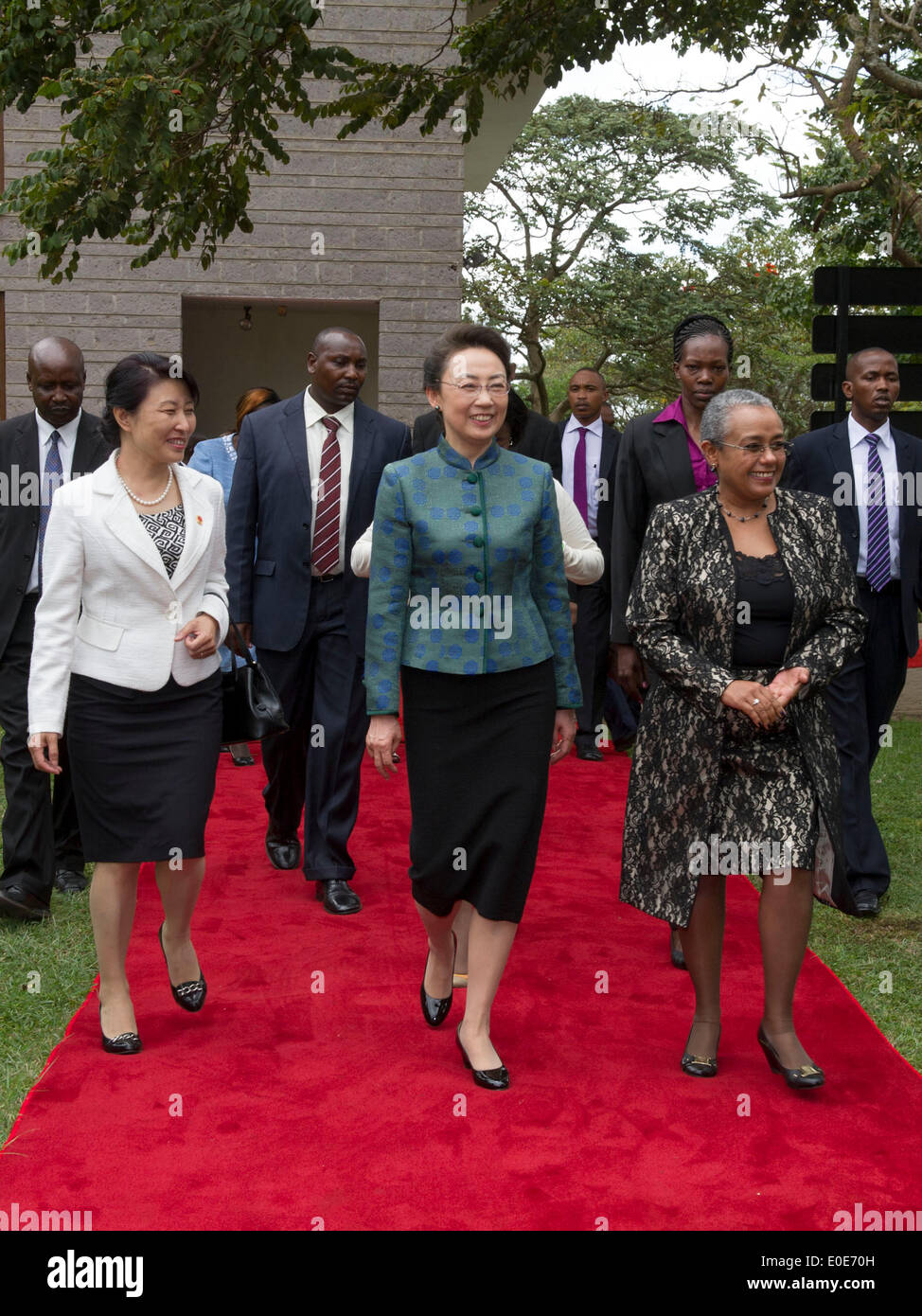 Nairobi, in Kenya. Il 10 maggio, 2014. Cheng Hong (C), la moglie del Premier cinese LI Keqiang, visite una locale organizzazione di donne a Nairobi, in Kenya, 10 maggio 2014. Credito: Xie Huanchi/Xinhua/Alamy Live News Foto Stock