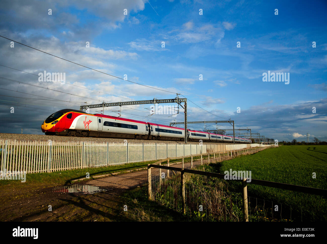 Treni del Virgin Pendolino classe 390 ad alta velocità treno passeggeri nella zona Tamworth-Lichfield della West Coast Mainline (WCML). Foto Stock