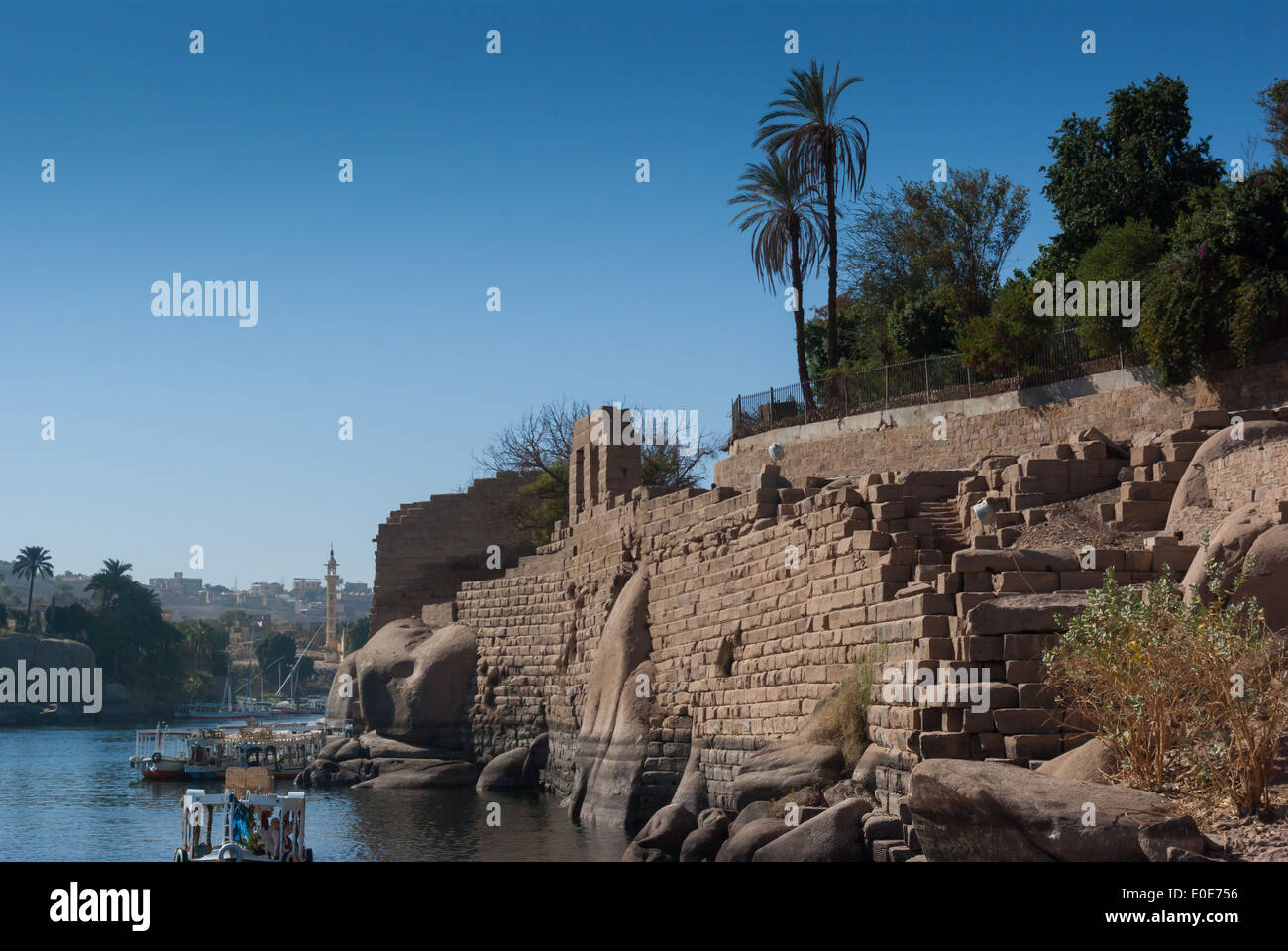 Le imbarcazioni turistiche nei pressi di angolo sud dell isola Elefantina, vicino Nilometer, Aswan, Alto Egitto Foto Stock