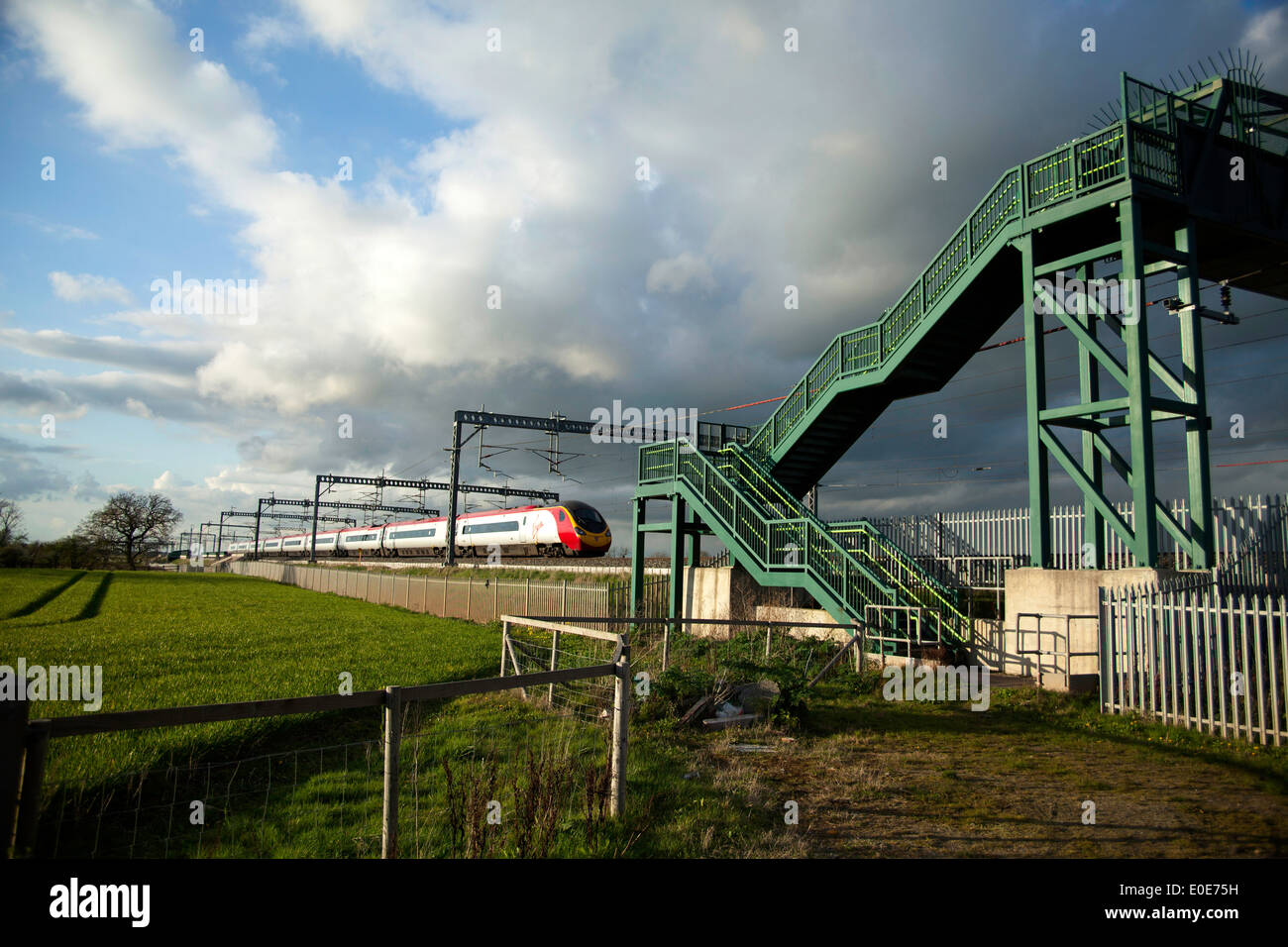 Treni del Virgin Pendolino classe 390 ad alta velocità treno passeggeri nella zona Tamworth-Lichfield della West Coast Mainline (WCML). Foto Stock