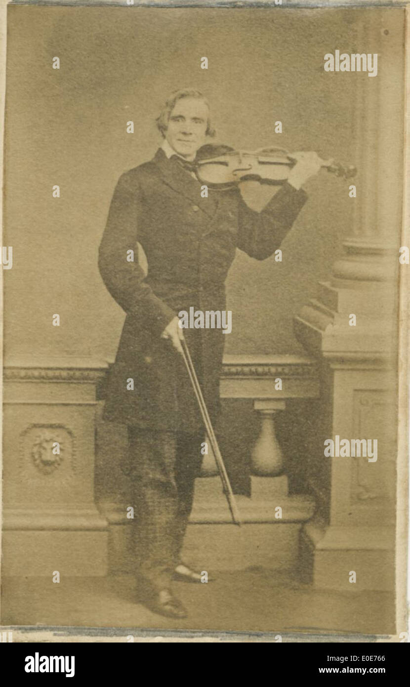 Un ritratto in bianco e nero di Ole Bull, un famoso violinista norvegese del XIX secolo, catturato durante la sua carriera musicale. La fotografia mostra Bull con il suo violino, incarnando il suo contributo alla musica classica e alla cultura norvegese. Foto Stock