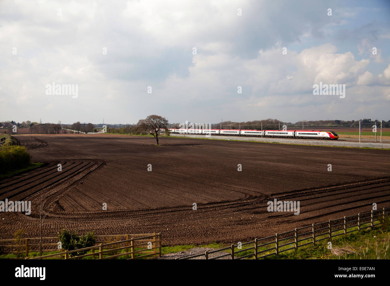 Treni del Virgin Pendolino classe 390 ad alta velocità treno passeggeri nella zona Tamworth-Lichfield della West Coast Mainline (WCML). Foto Stock