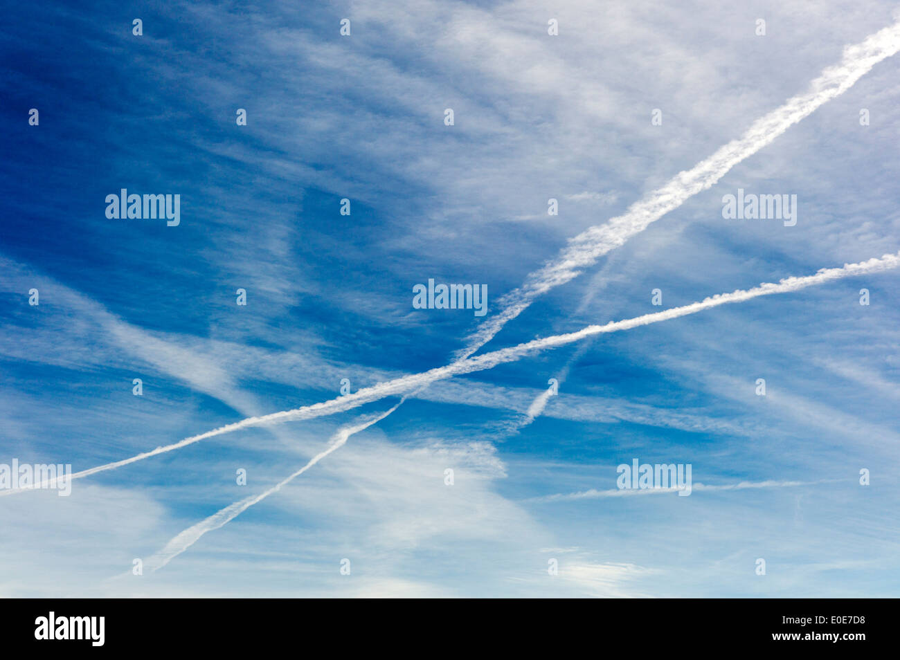 Jet contrails croce contro un chiaro azzurro cielo Colorado Foto Stock