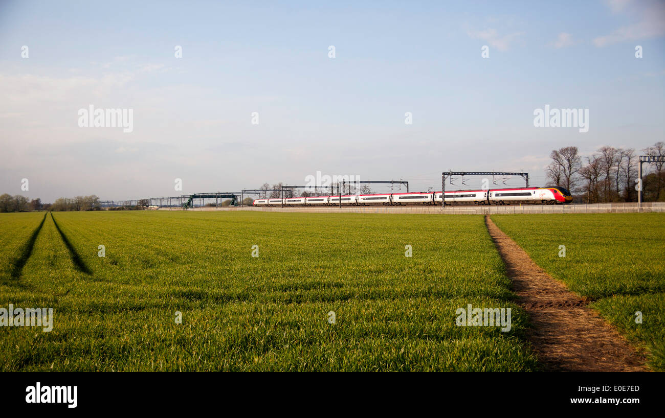 Treni del Virgin Pendolino classe 390 ad alta velocità treno passeggeri nella zona Tamworth-Lichfield della West Coast Mainline (WCML). Foto Stock