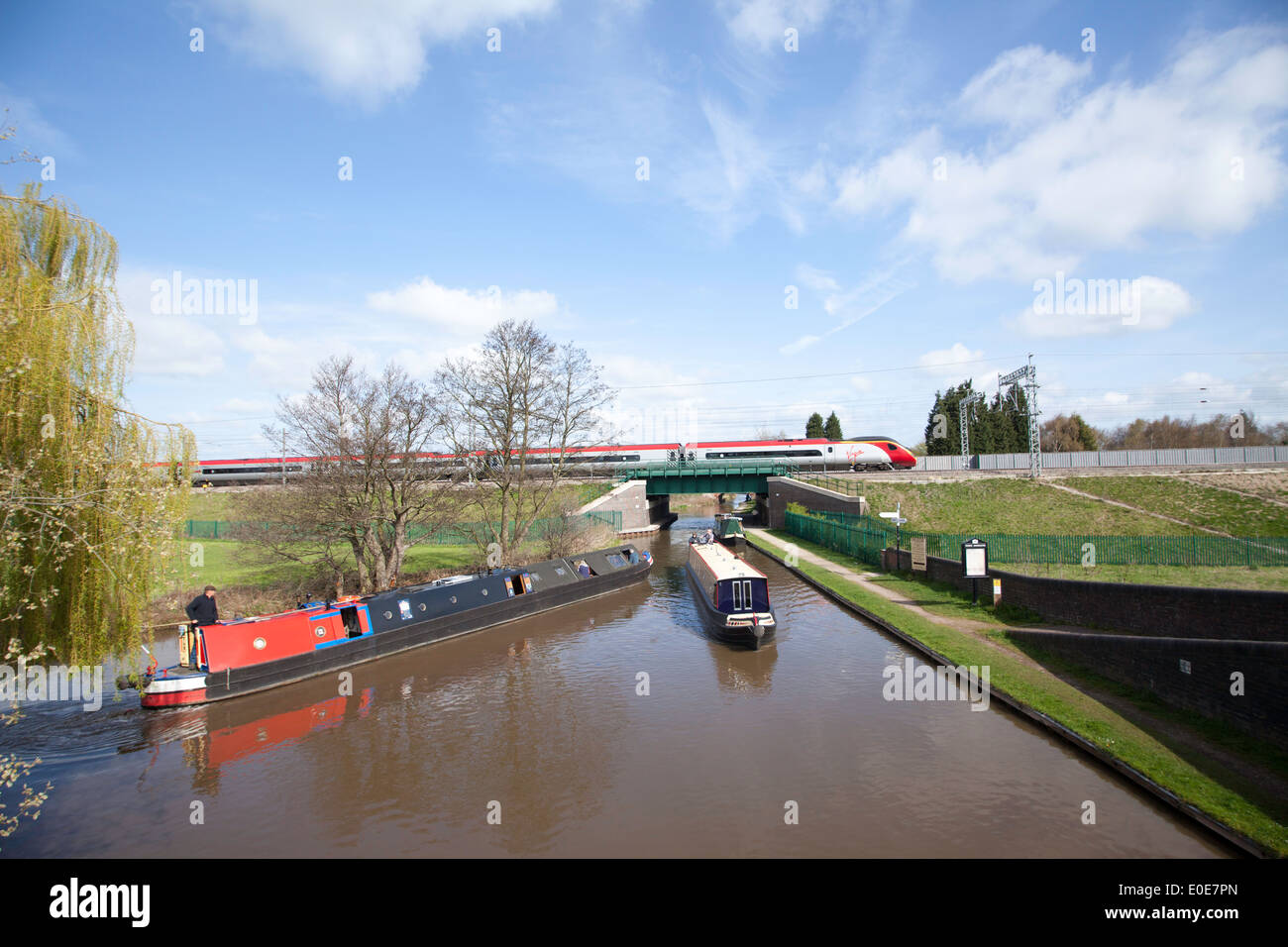 Treni del Virgin Pendolino classe 390 ad alta velocità treno passeggeri nella zona Tamworth-Lichfield della West Coast Mainline (WCML). Foto Stock