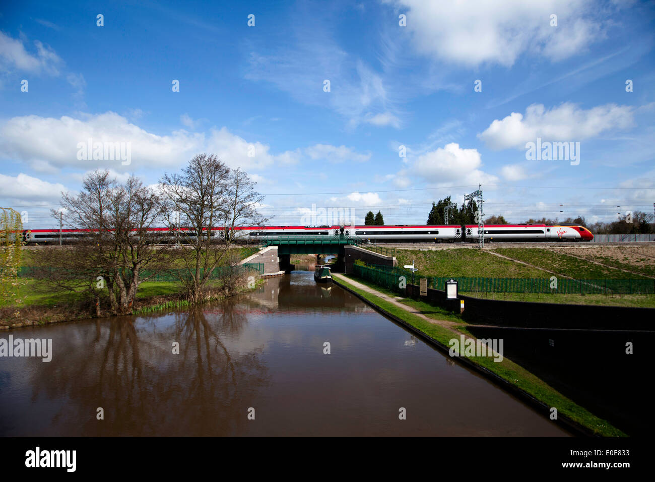Treni del Virgin Pendolino classe 390 ad alta velocità treno passeggeri nella zona Tamworth-Lichfield della West Coast Mainline (WCML). Foto Stock