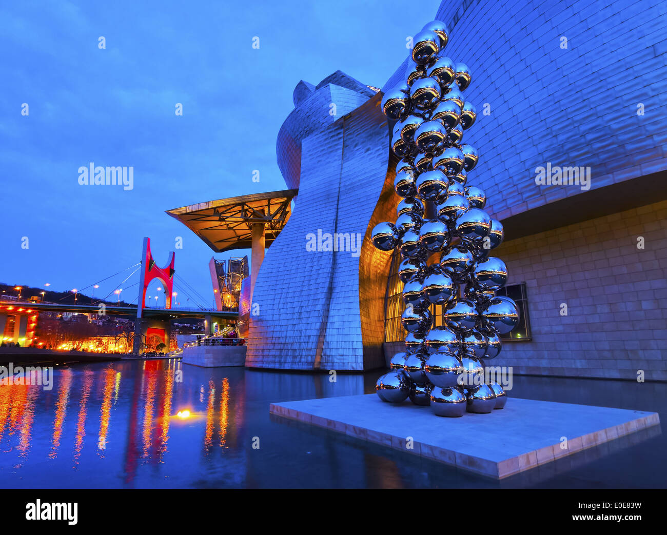 La scultura "Il grande albero' di Anish Kapoor di fronte al Museo Guggenheim di Bilbao, Paesi Baschi Foto Stock