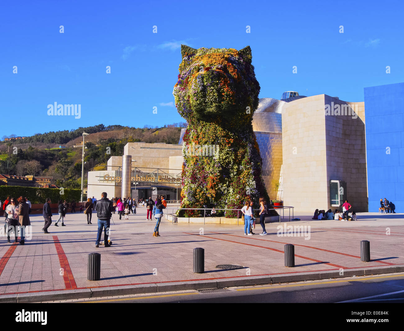 La gigantesca scultura floreale Cucciolo' - il cane è un lavoro di Jeff Koons collocato di fronte al Museo Guggenheim di Bilbao Biscay Foto Stock