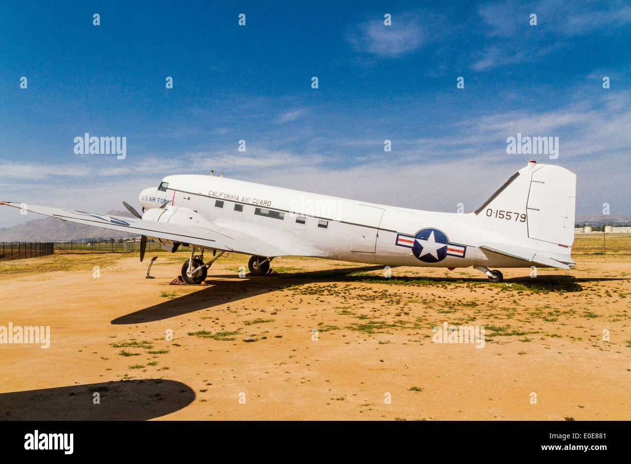 Un Douglas DC-3 o C-47 nel marzo del settore Air Museum in Riverside California Foto Stock