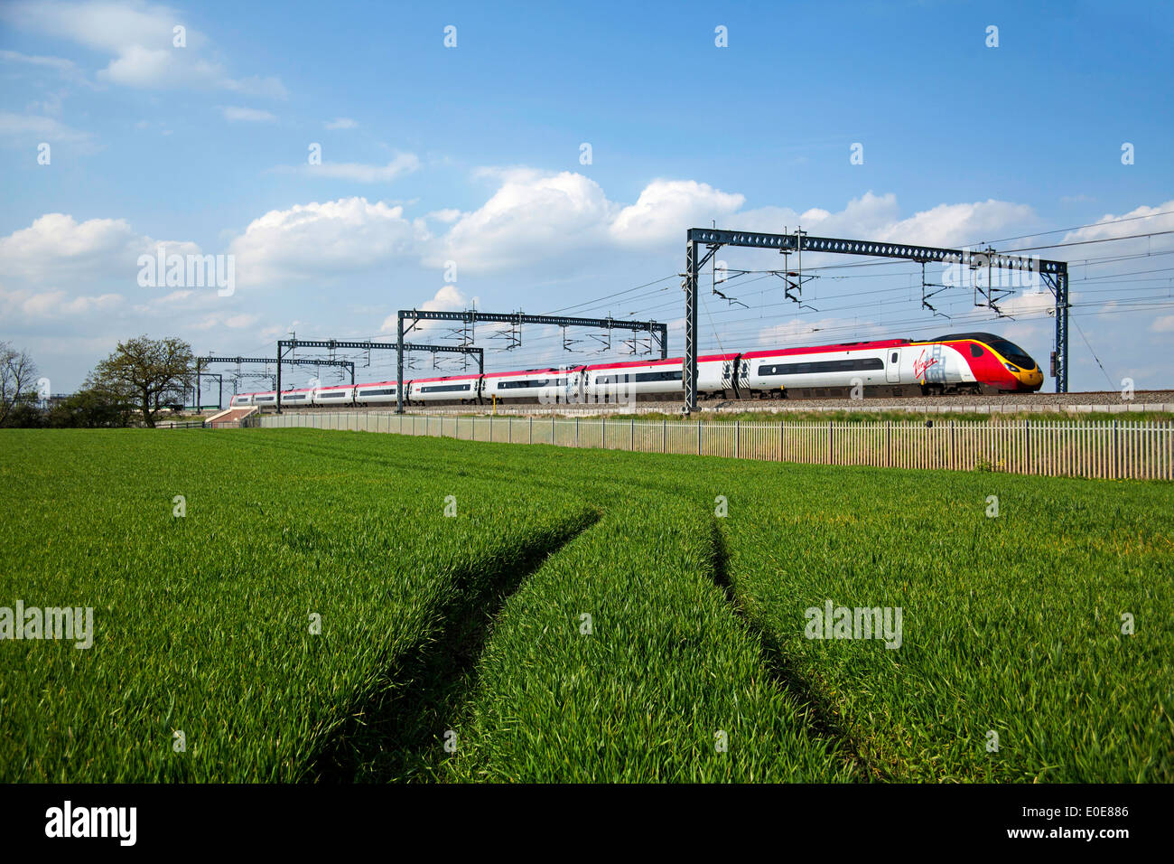 Treni del Virgin Pendolino classe 390 ad alta velocità treno passeggeri nella zona Tamworth-Lichfield della West Coast Mainline (WCML). Foto Stock