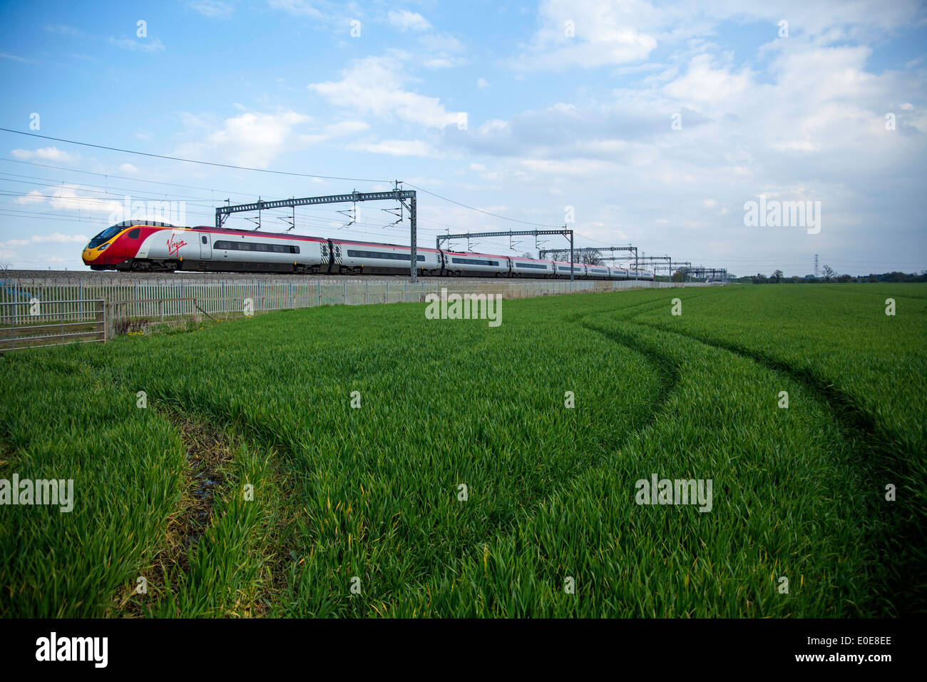 Treni del Virgin Pendolino classe 390 ad alta velocità treno passeggeri nella zona Tamworth-Lichfield della West Coast Mainline (WCML). Foto Stock