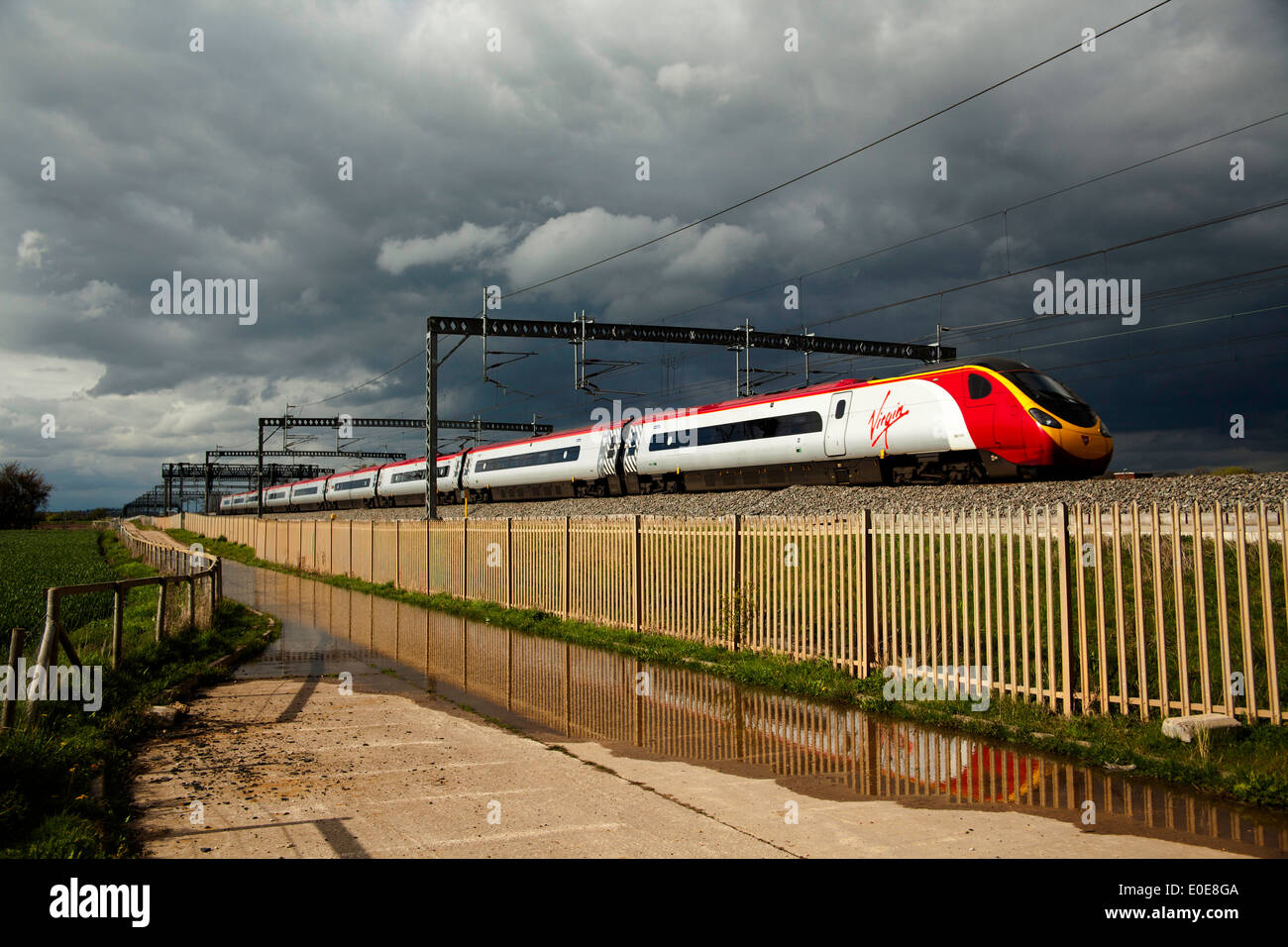 Treni del Virgin Pendolino classe 390 ad alta velocità treno passeggeri nella zona Tamworth-Lichfield della West Coast Mainline (WCML). Foto Stock
