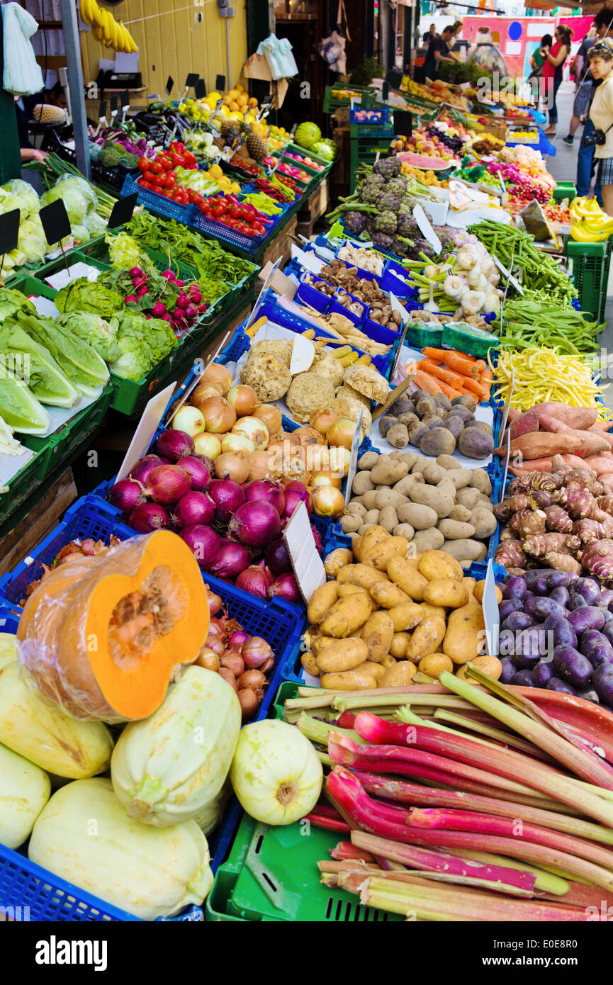 In un mercato di frutta e verdura sono offerti per la vendita. Mercato della frutta, auf einem Markt werden Obst und Gemuese zum Verkauf ang Foto Stock