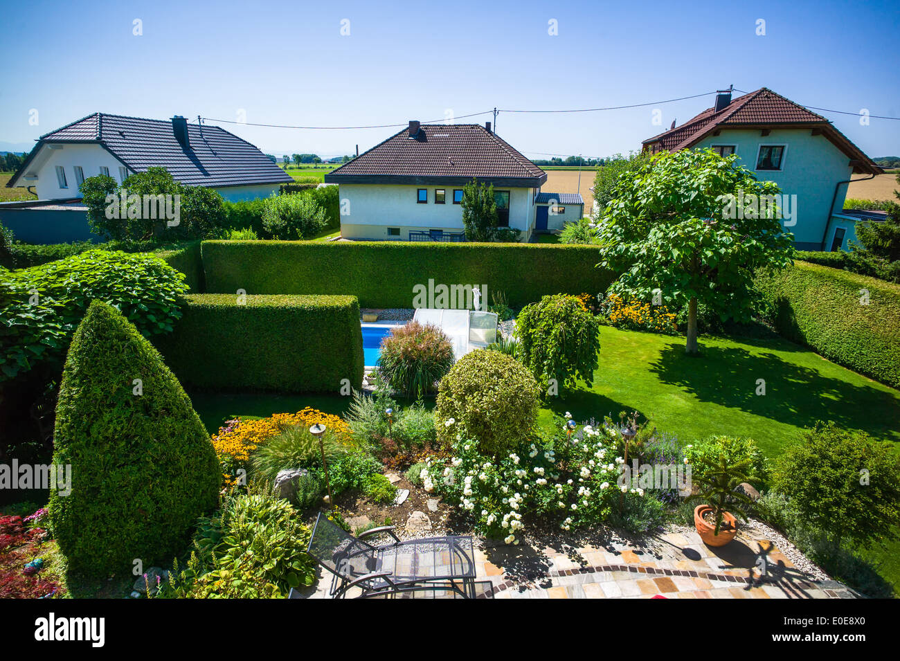 Il giardino con piscina e di una casa unifamiliare. La pianificazione regionale e di quartiere, Der Garten mit Schwimmbad eines E Foto Stock