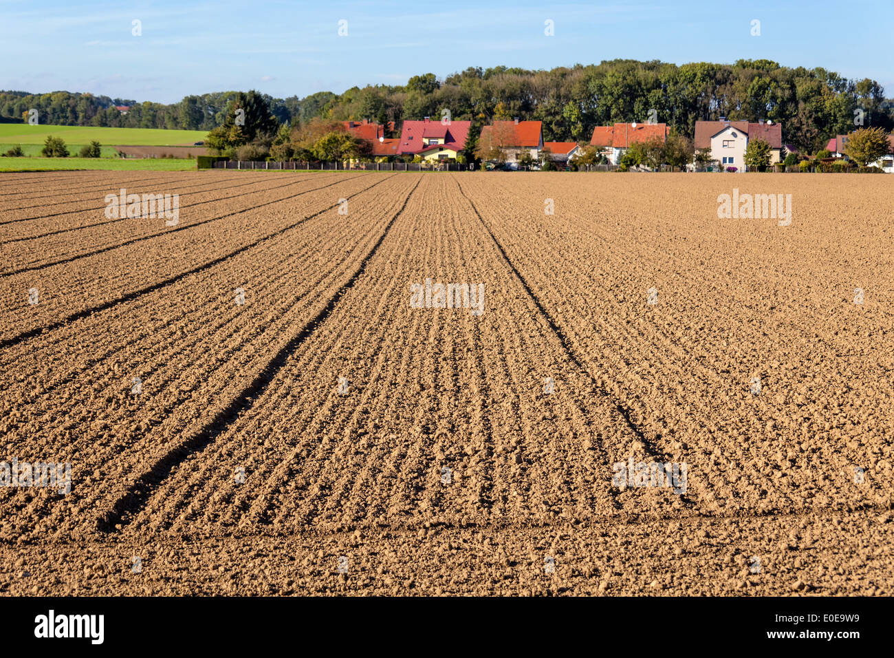 Appena ordinato i campi dell'agricoltore. Sullo sfondo lo sviluppo di alloggiamento. Pianificazione territoriale e della pianificazione regionale., Das fr Foto Stock