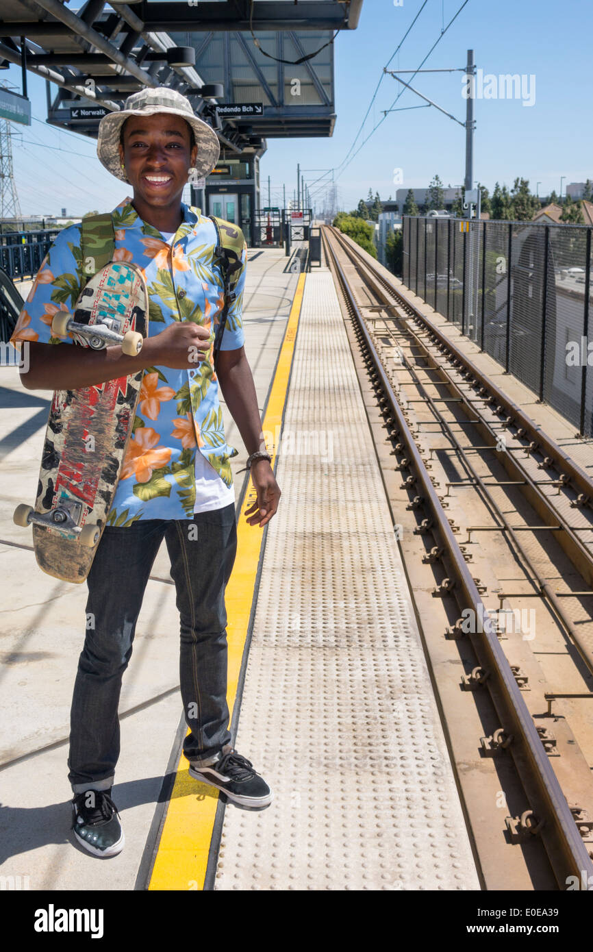 Los Angeles California, LA County Metro Rail, sistema ferroviario urbano, trasporto di massa, linea verde, Douglas, Rosecrans, stazione, piattaforma, penduter, ragazzi neri, maschio Foto Stock