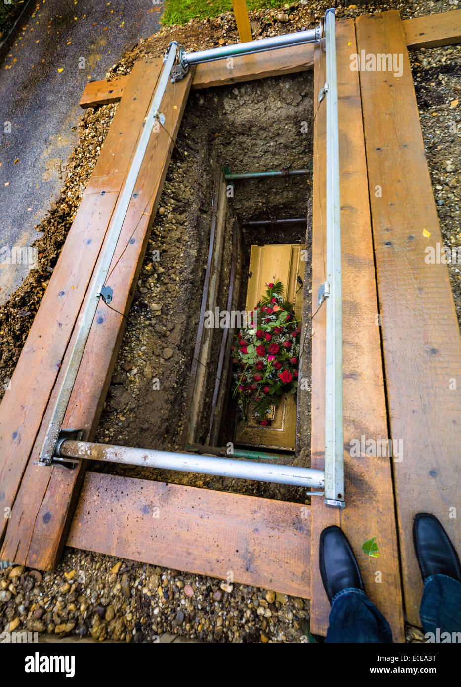 La open, fresche tomba con bara su un cimitero. Dopo la sepoltura, Das offene, frische Grab mit Sarg auf einem Friedhof. Nach de Foto Stock