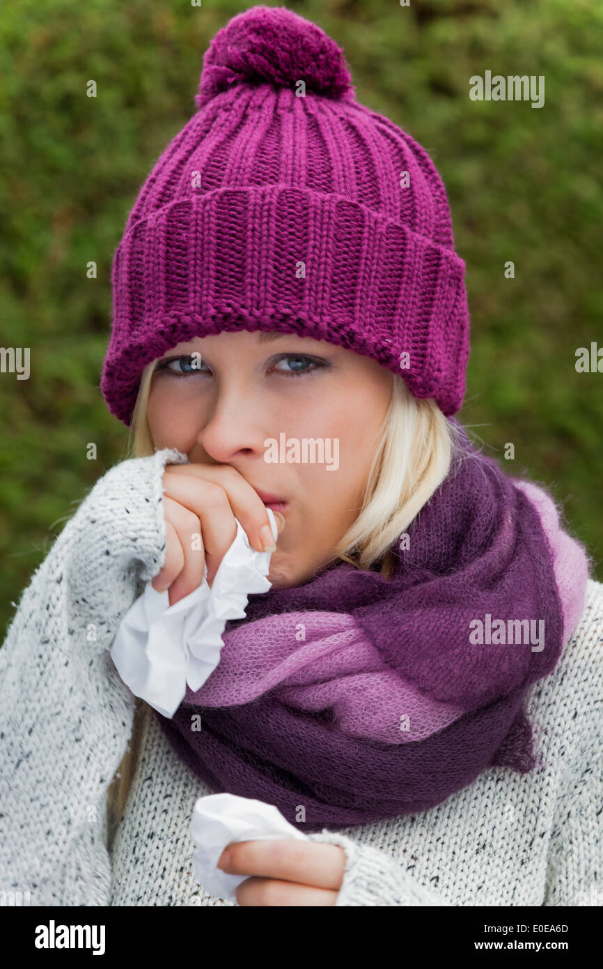 Una giovane donna ha un freddo e viene catturato il freddo Foto Stock