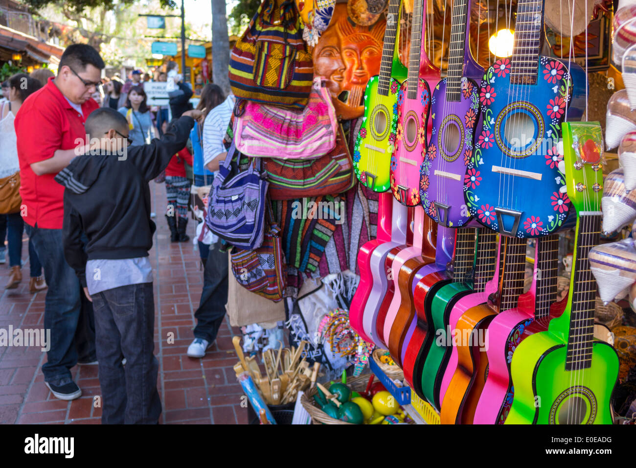California,Los Angeles,Los Angeles Plaza Historic District,patrimonio messicano,Olvera Street,plaza,artigianato messicano,shopping shopper shopping negozi ma Foto Stock