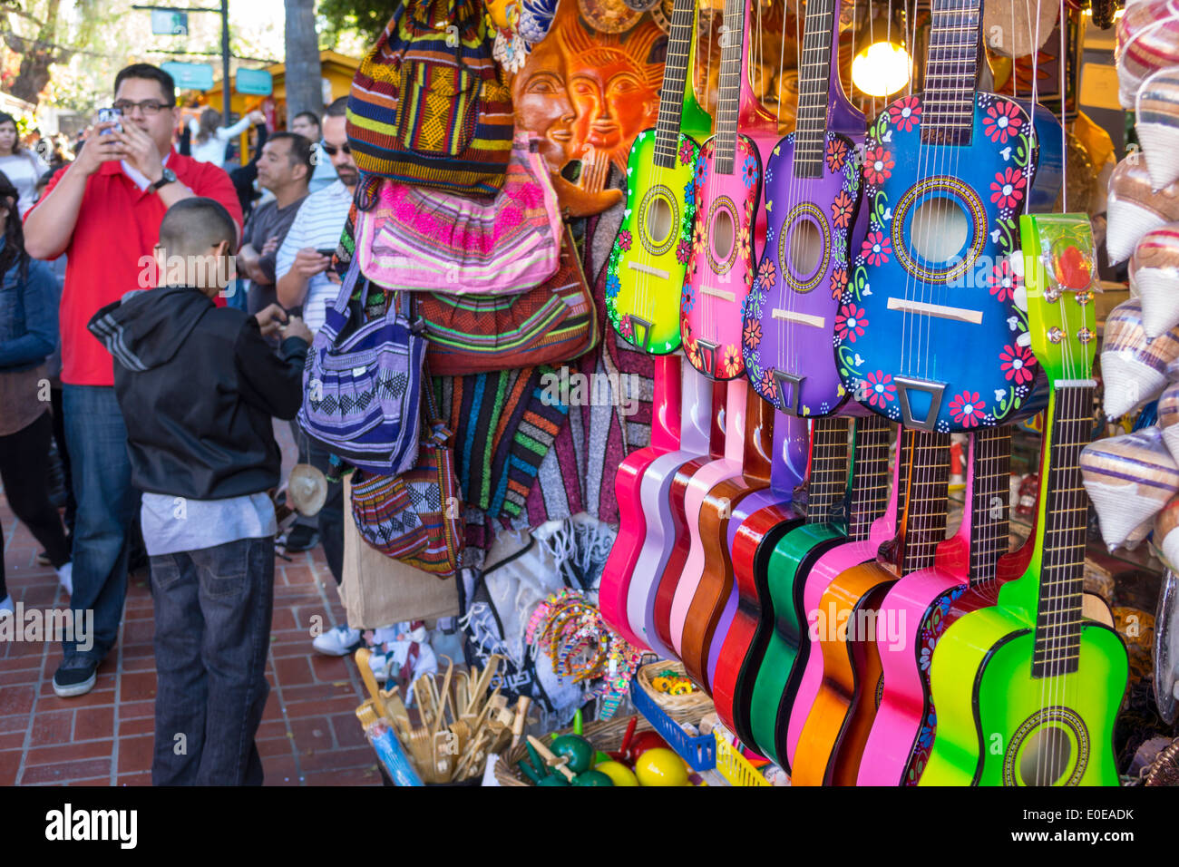 Los Angeles California, Plaza Historic District, patrimonio messicano, Olvera Street, plaza, mercato, artigianato messicano, shopping shopper negozi negozi ma Foto Stock