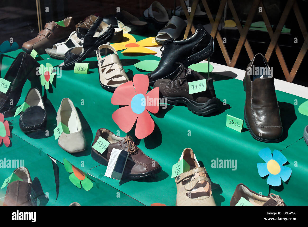 Visualizzazione di una calzatura di business di mungitura, ?-sterreich, Auslage eines Schuh Geschaeftes in Melk, Österreich Foto Stock