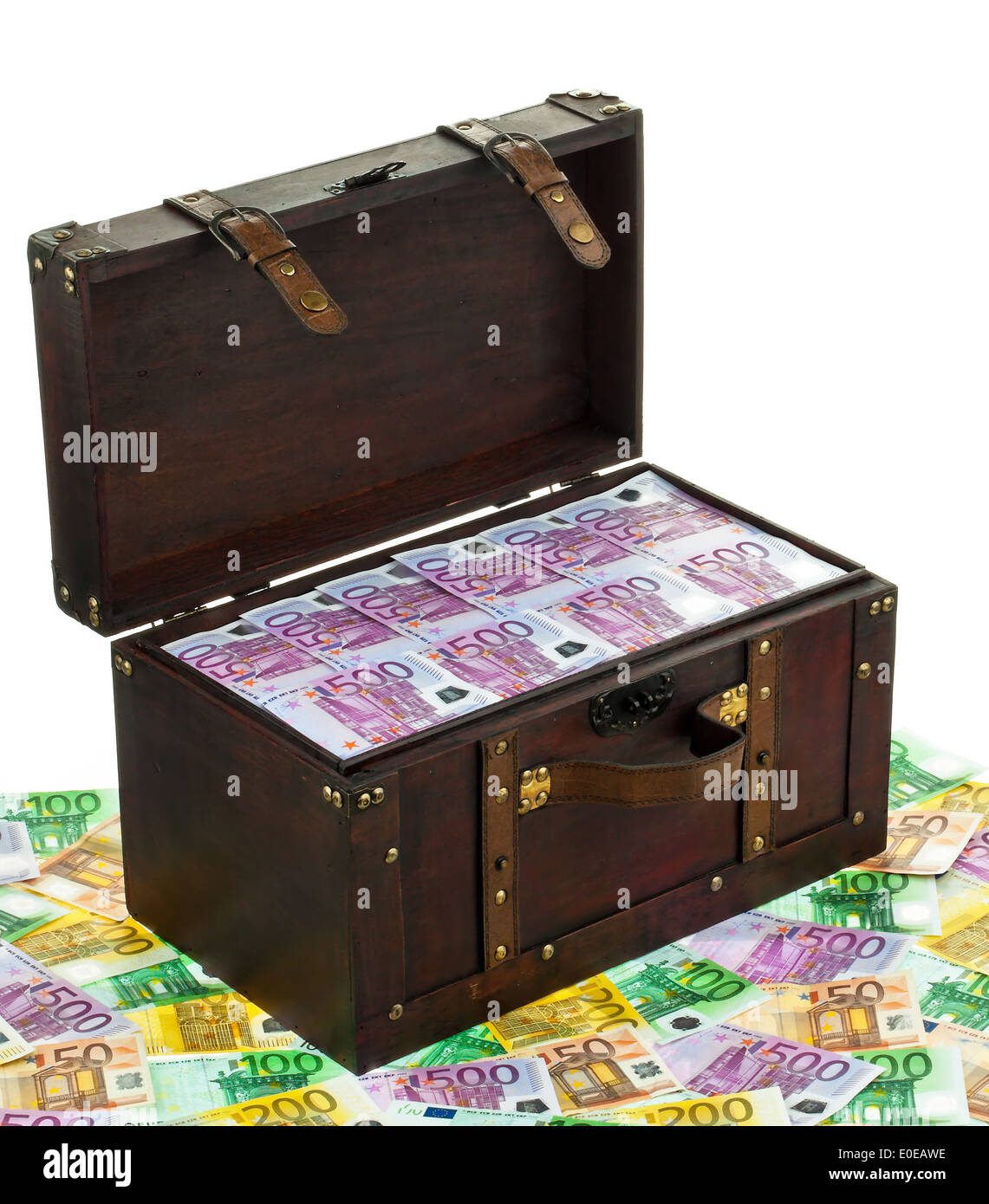 Un grande petto con euro di banconote. Crisi finanziaria Crisi, debiti., Eine grosse Truhe mit Euro Banknoten. Finanzkrise, Krise, Foto Stock