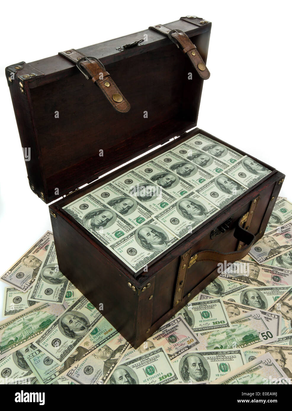 Un grande petto con il dollaro di banconote. Crisi finanziaria Crisi, debiti., Eine grosse Truhe mit Dollar Banknoten. Finanzkrise, Kr Foto Stock