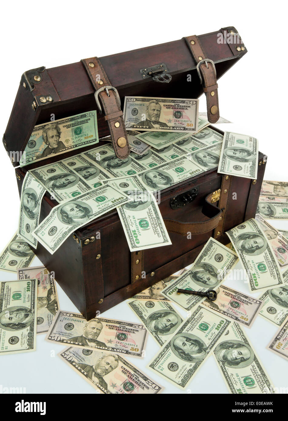 Un grande petto con il dollaro di banconote. Crisi finanziaria Crisi, debiti., Eine grosse Truhe mit Dollar Banknoten. Finanzkrise, Kr Foto Stock