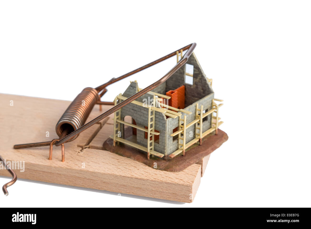 Modello di casa di un guscio in un mousetrap. Foto simbolico per debiti e crisi immobiliare, Modellhaus eines Rohbaus in einer Mausef Foto Stock