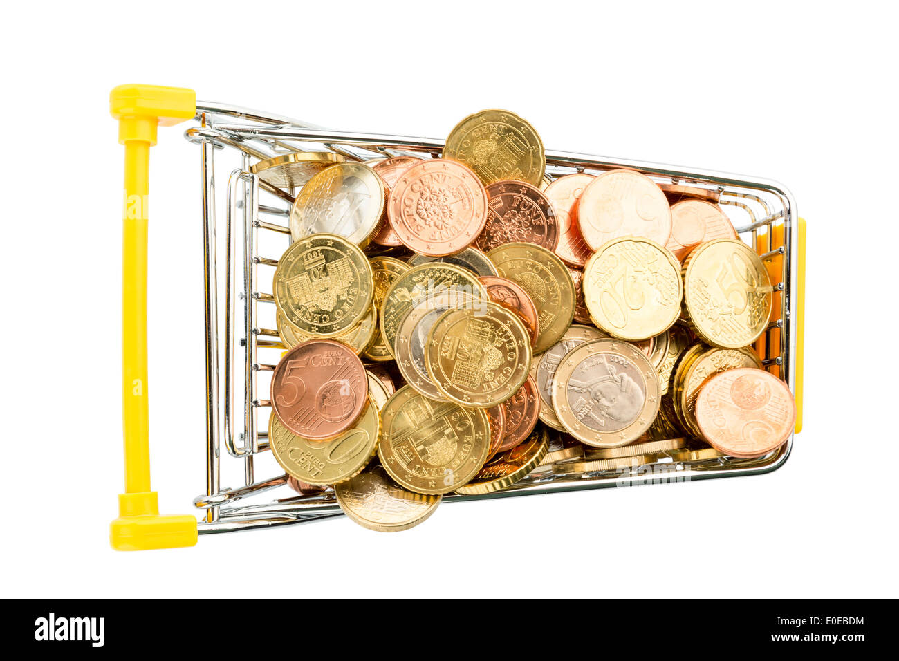 Un carrello della spesa è ben riempito con eurocoins, foto simbolico per il potere di acquisto e di consumo, Ein Einkaufswagen ist mit Euromu Foto Stock