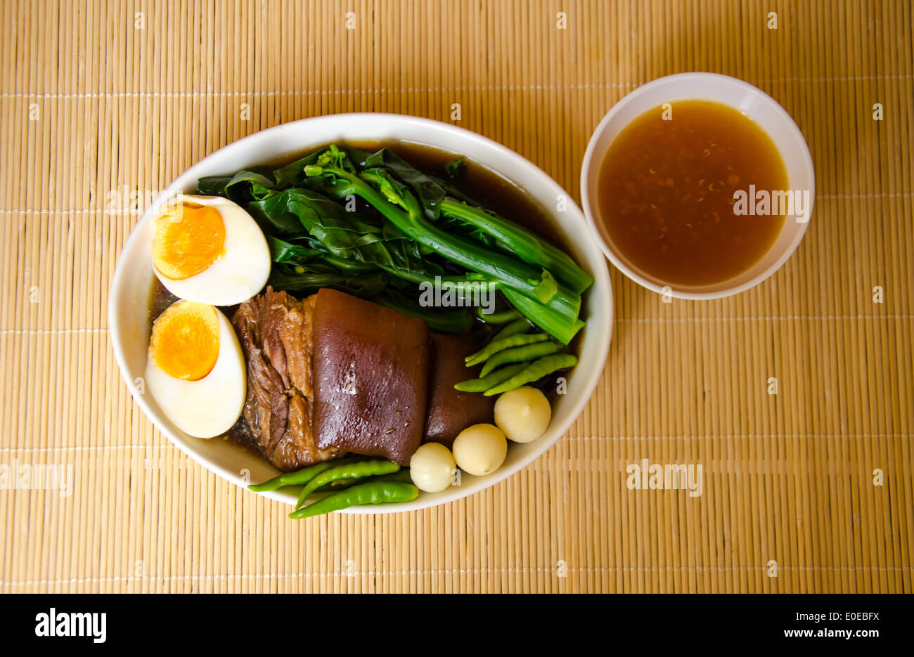 Delizioso cibo tailandese chiamata KHA MOO da stufati di carne di maiale gamba e di verdure con uovo Foto Stock
