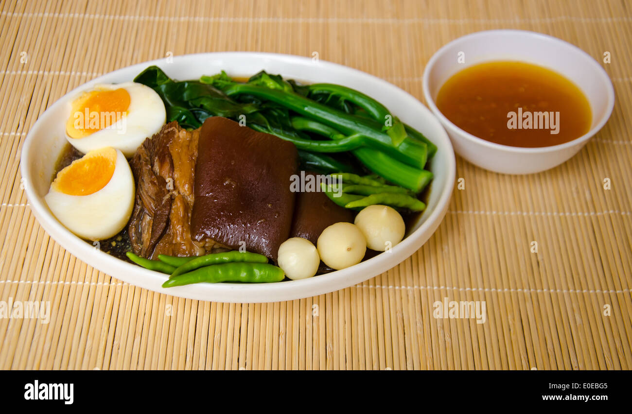 Delizioso cibo tailandese chiamata KHA MOO da stufati di carne di maiale gamba e di verdure con uovo Foto Stock
