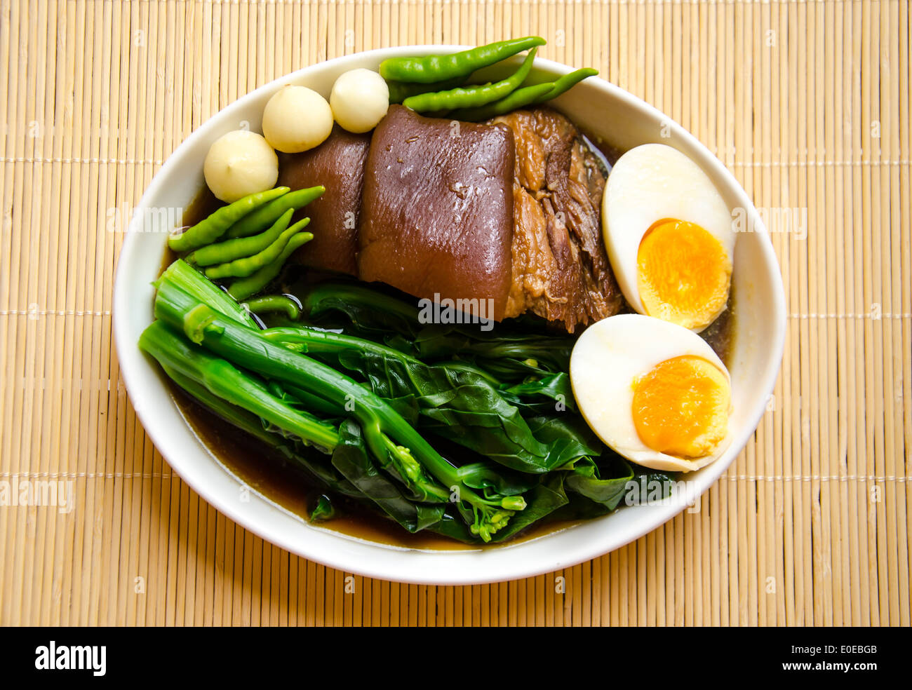 Delizioso cibo tailandese chiamata KHA MOO da stufati di carne di maiale gamba e di verdure con uovo Foto Stock