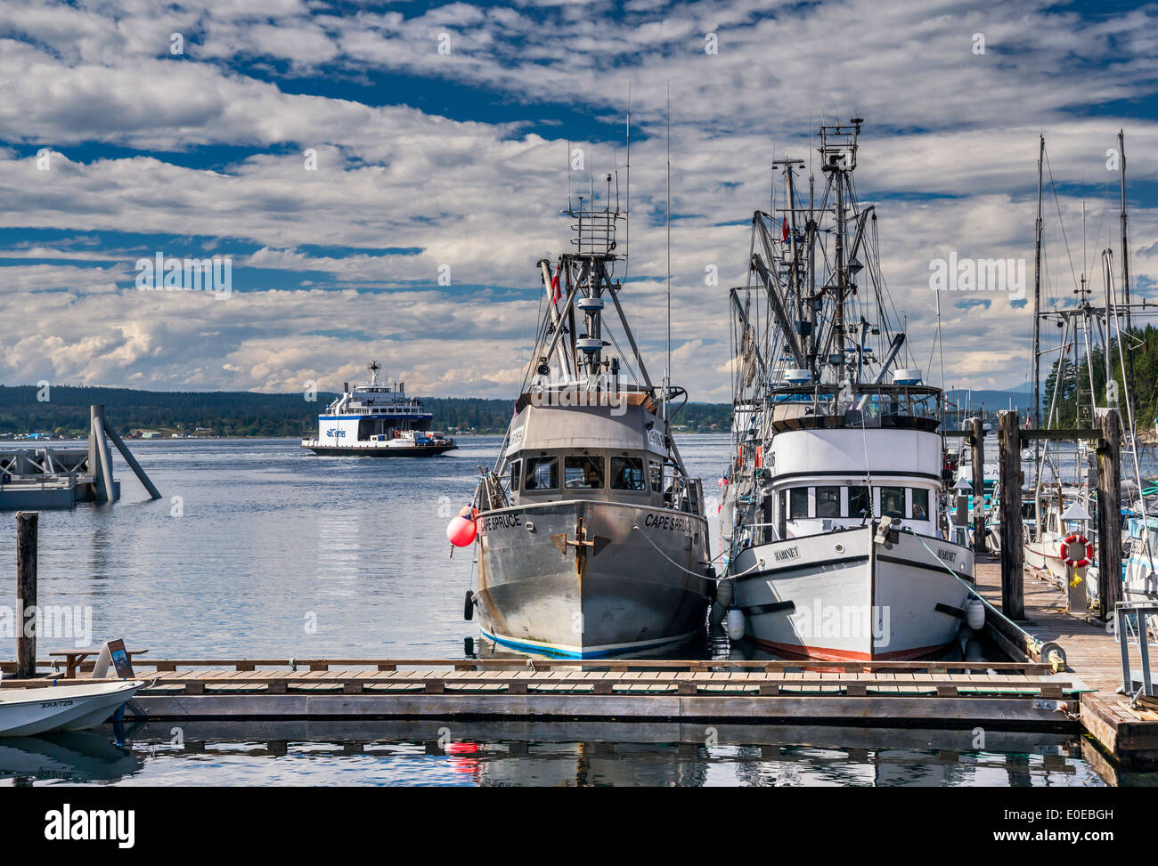 Barche da pesca a marina, traghetto in dist, andando a Campbell River da Quathiaski Cove sull isola di Quadra, British Columbia, Canada Foto Stock