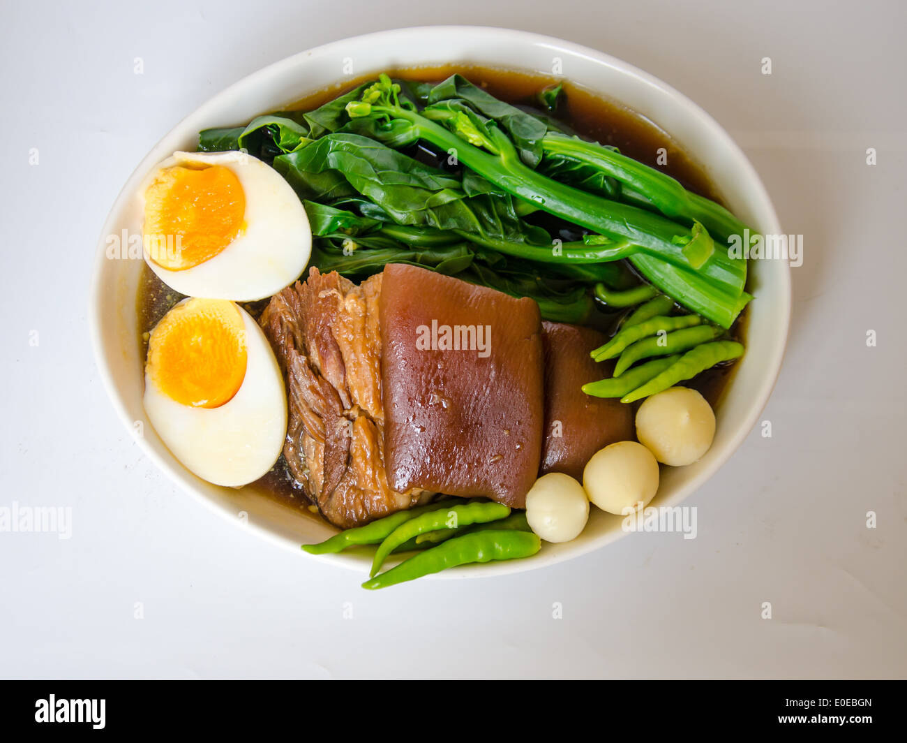 Delizioso cibo tailandese chiamata KHA MOO da stufati di carne di maiale gamba e di verdure con uovo Foto Stock