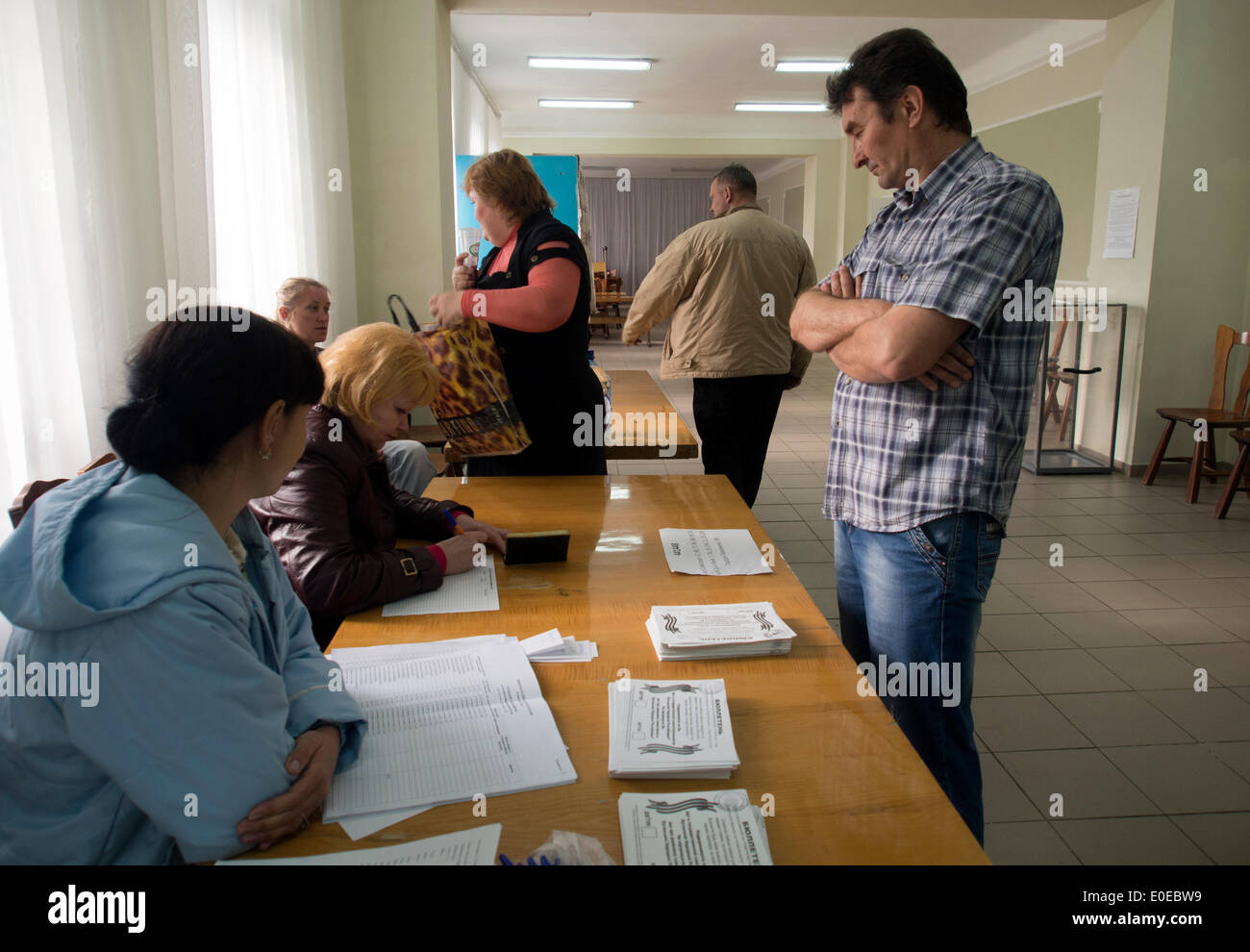 Il primo elettore a Luganskoblgaz edificio, situato nella parte anteriore del servizio segreto dell'Ucraina. -- Alle 8 del mattino nella regione di Luhansk aperto nel 1610 seggi, segnalati dagli organizzatori del referendum. Referendum in Luhansk pronunciato una domanda:. '' Sostenete l atto di proclamazione di indipendenza della Repubblica popolare di Luhansk?". Foto Stock