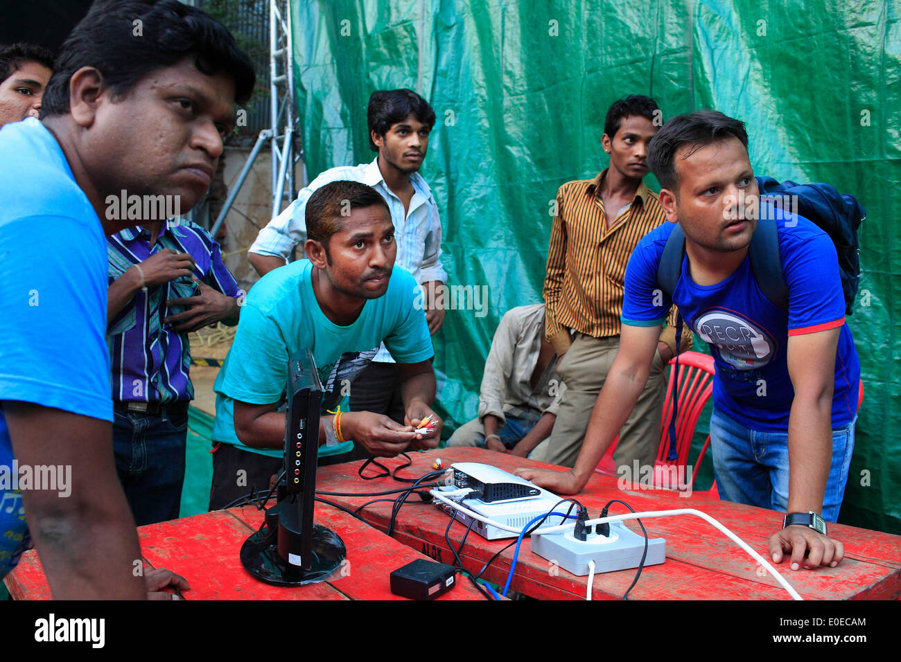 Mumbai, Maharashtra, India. Xiv Apr, 2014. I lavoratori e i tecnici istituito per mettere un 3D schermo a un comizio elettorale organizzata dal Bharatiya Janata Party, in cui per la prima volta nella storia di India il partito del Presidente del Consiglio dei Ministri candidato Narendra Modi indirizzato un 3D conferenza olografica in cui il suo intervento da Ahmedabad è stato teletrasmesso in diretta su 3D schermi nel 100 località in India simultaneamente. © Subhash Sharma/ZUMA filo/ZUMAPRESS.com/Alamy Live News Foto Stock