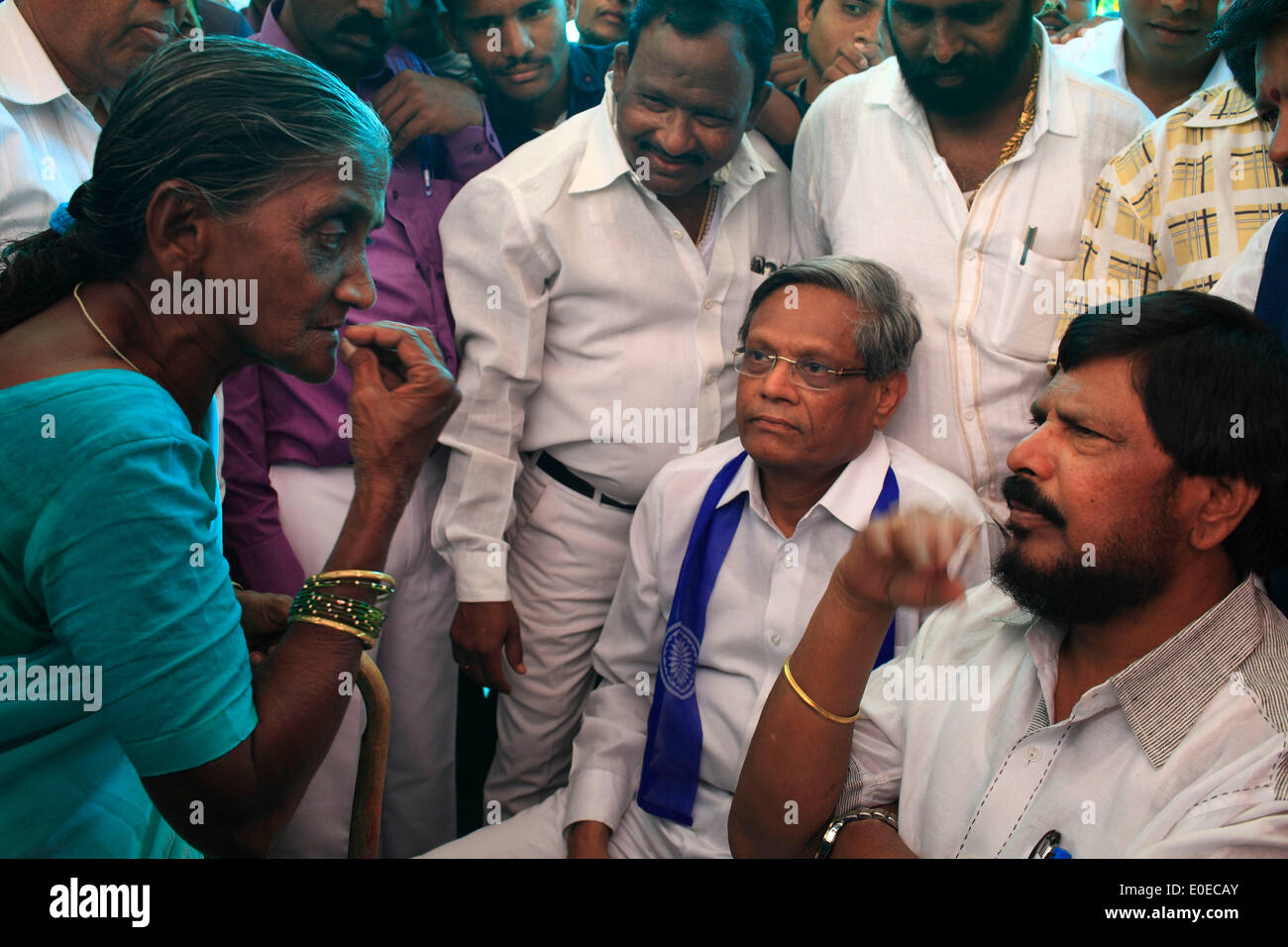 Mumbai, Maharashtra, India. Xiv Apr, 2014. Il Dott. B.R. AMBEDKAR compleanno che cade il 14 aprile, i dalit (casta inferiore) leader e presidente del Partito Repubblicano dell India incontra i membri della comunità Dalit come parte del comizio elettorale.Qui i Dalit vecchia donna è di gesti che non hanno abbastanza da mangiare & è difficile per lei a fare una vita. © Subhash Sharma/ZUMA filo/ZUMAPRESS.com/Alamy Live News Foto Stock