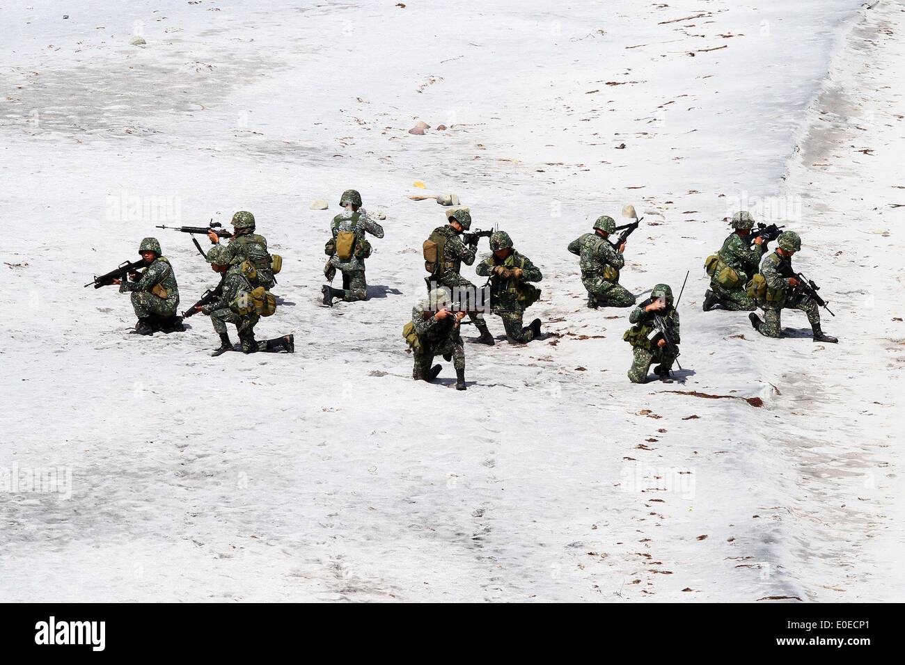 Provincia di Cavite, Filippine. 11 Maggio, 2014. I soldati della Philippine Marines partecipare in sbarco esercizio di formazione sotto la supervisione da parte del governo degli STATI UNITI Marines come parte dell'U.S.-Filippine esercitazione militare dubbed come Balikatan presso il Philippine Marine Base Camp in provincia di Cavite, Filippine, 11 maggio 2014. Il trentesimo annuali congiunte trapano militare dubbed come Balikatan coinvolge 3.000 soldati filippini e 2.500 soldati degli Stati Uniti. Credito: Rouelle Umali/Xinhua/Alamy Live News Foto Stock