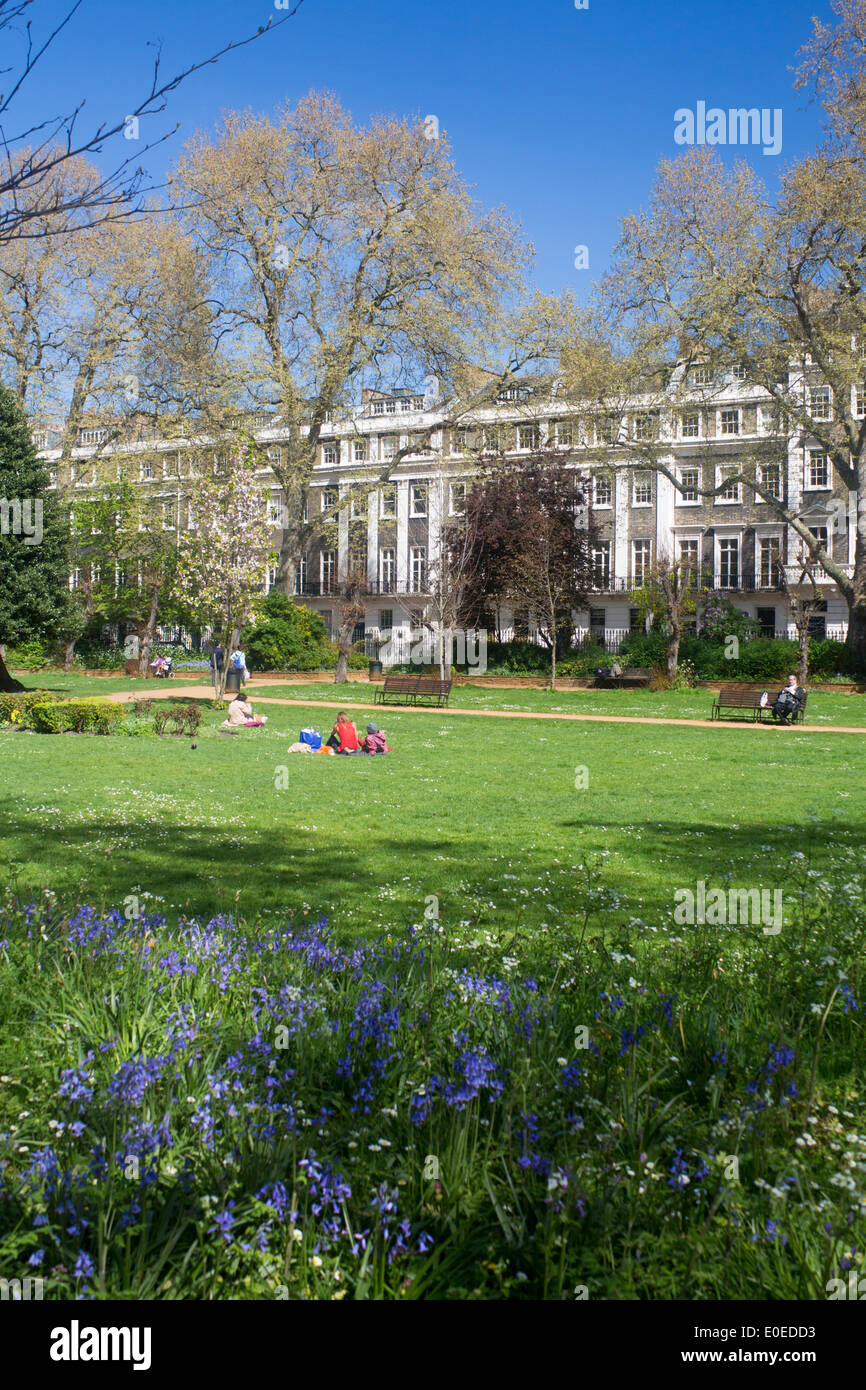 Gordon Square persone rilassante nei giardini del parco su una soleggiata giornata di primavera Bloomsbury Londra Inghilterra REGNO UNITO Foto Stock