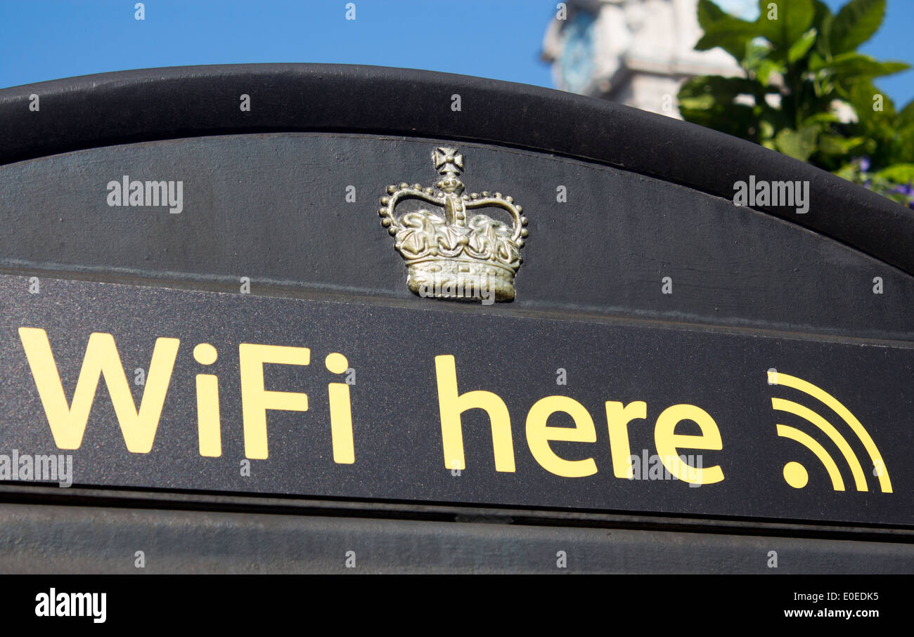 Wifi segno qui su nero telefono BT box (modellato sulla tradizionale rosso K6) design e internet point Londra Inghilterra REGNO UNITO Foto Stock