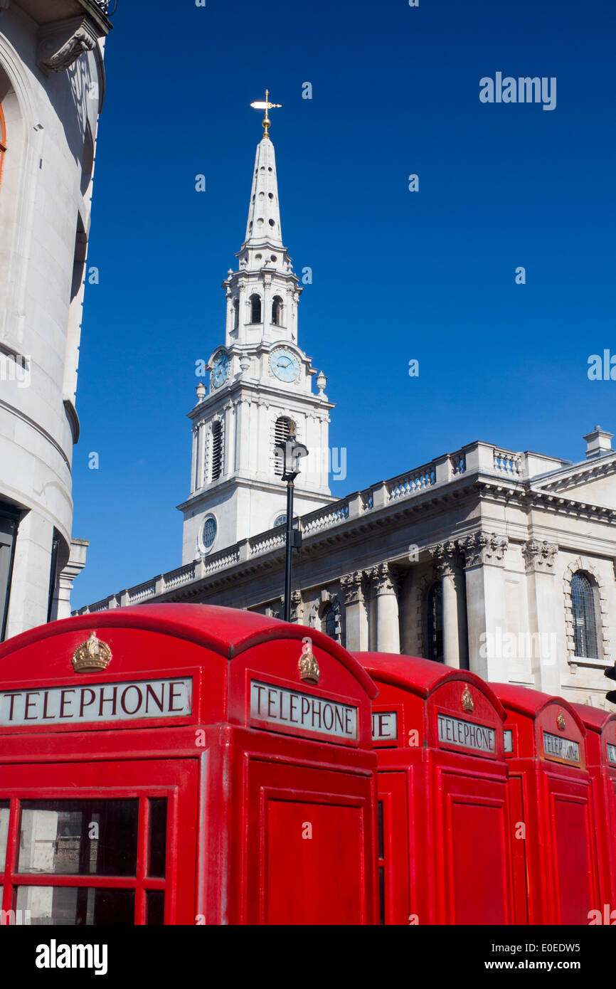 St Martin nei campi chiesa con tradizionale rosso classico K6 telefono scatole in primo piano Londra Inghilterra REGNO UNITO Foto Stock