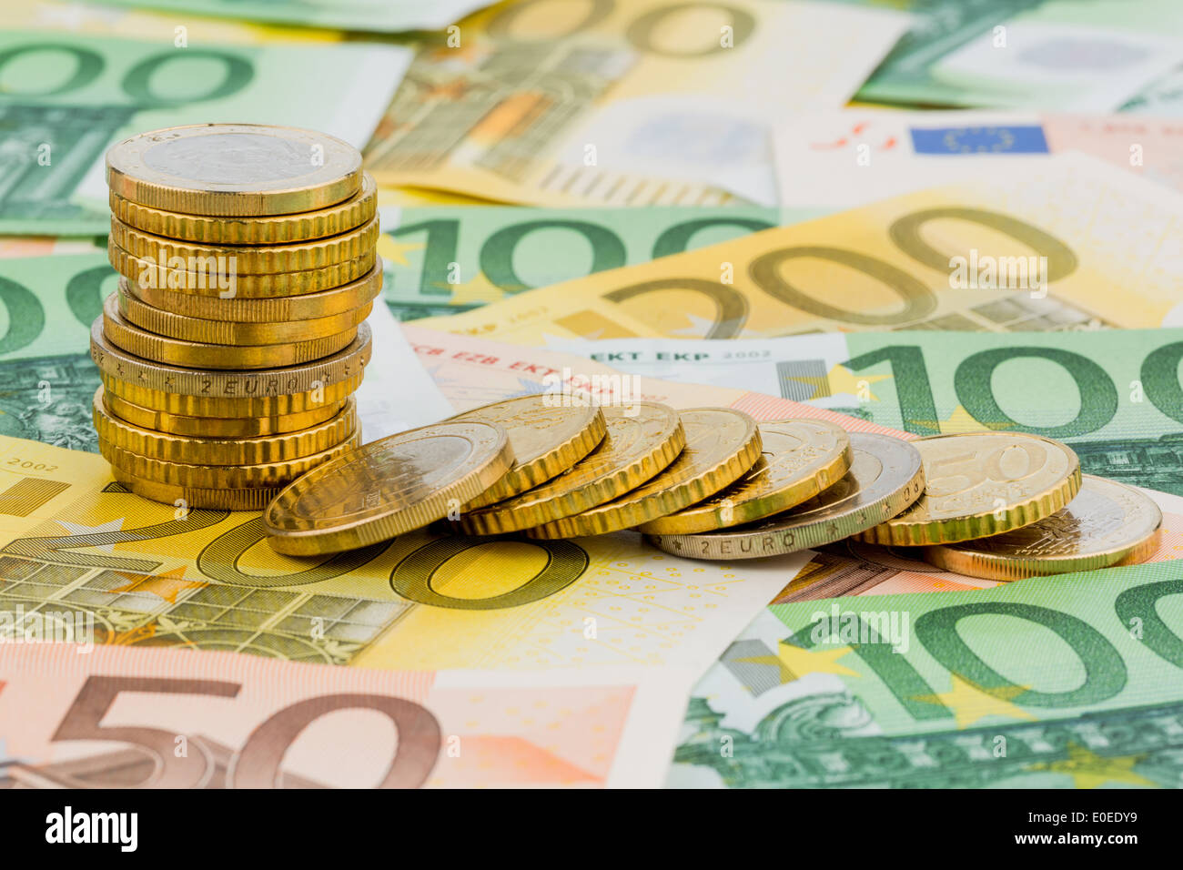 Singola pila di monete metalliche, recumbent monete metalliche, foto simbolico per gli investimenti e il rischio di furti di profitto, Einzelner Stap Foto Stock
