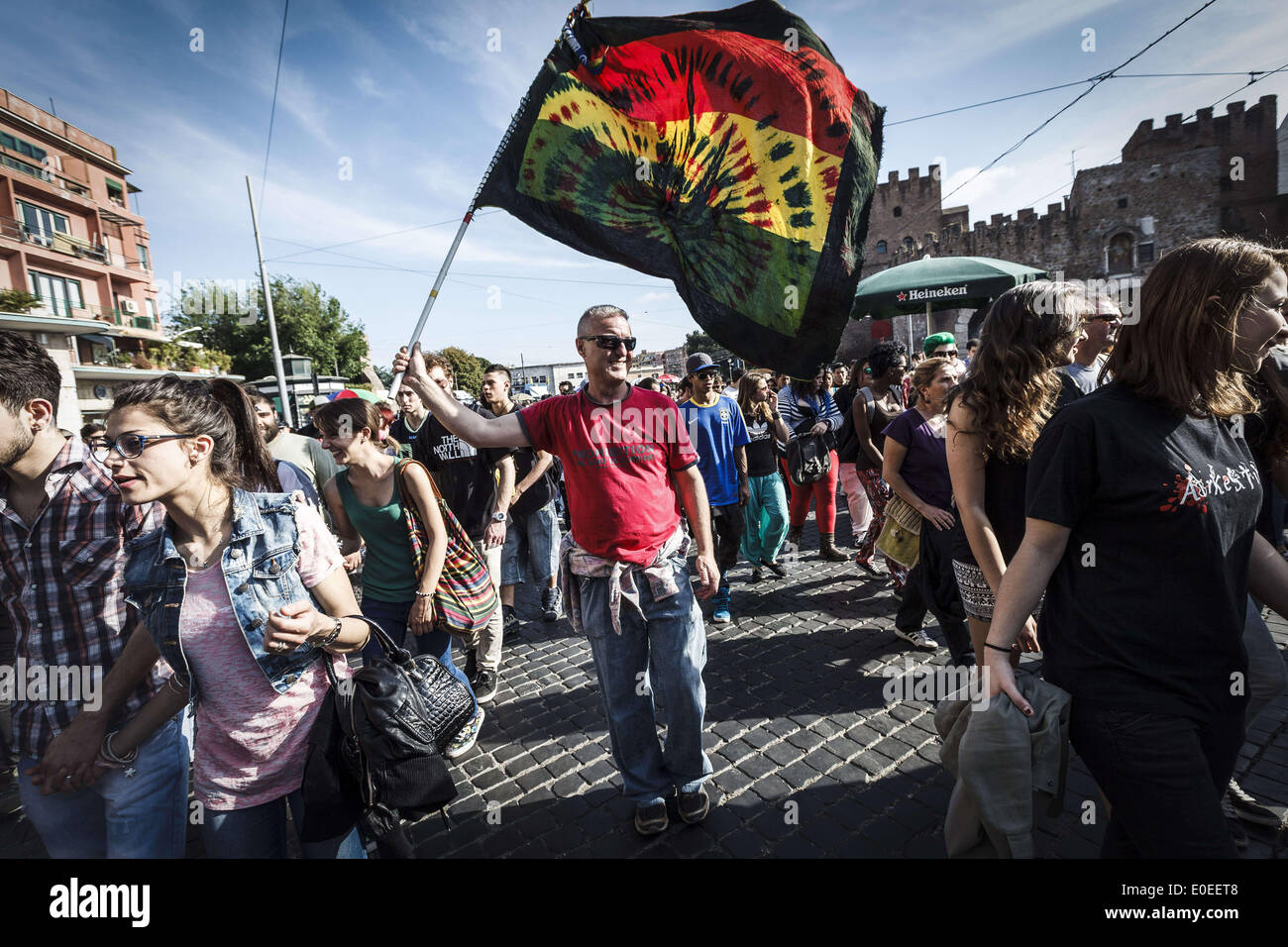 Roma, Italia. Il 10 maggio, 2014. Roma, Italia '"" 10 Maggio 2014: dimostranti partecipa al Global Marijuana marzo a Roma per chiedere la legalizzazione della marijuana Sabato 10 Maggio, 2014. Migliaia di persone hanno marciato nel centro di Roma durante il Global Marijuana marzo, un rally annuale tenuto in diverse ubicazioni in tutto il pianeta, chiedere la legalizzazione della marijuana e cambiamenti nelle politiche in materia di droga. Il Global Marijuana marzo (MGM) va anche con il nome di tutto il Mondo di Marijuana marzo (WMM) o Million Marijuana March (MMM) Credito: Giuseppe Ciccia/NurPhoto/ZUMAPRESS.com/Alamy Live News Foto Stock
