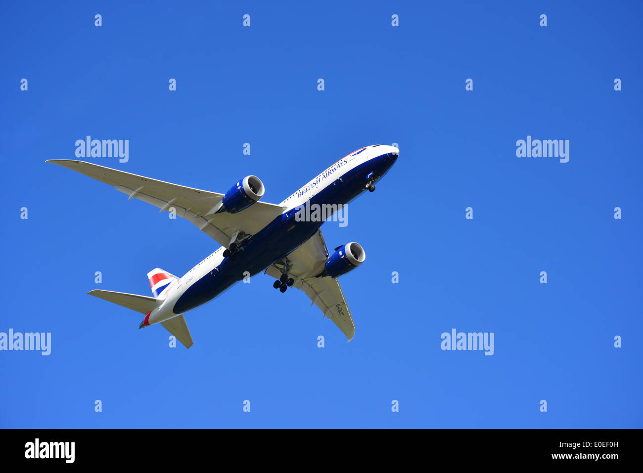British Airways Boeing 787 (Dreamliner) in atterraggio a Heathrow, Colnbrook, Berkshire, Inghilterra, Regno Unito Foto Stock