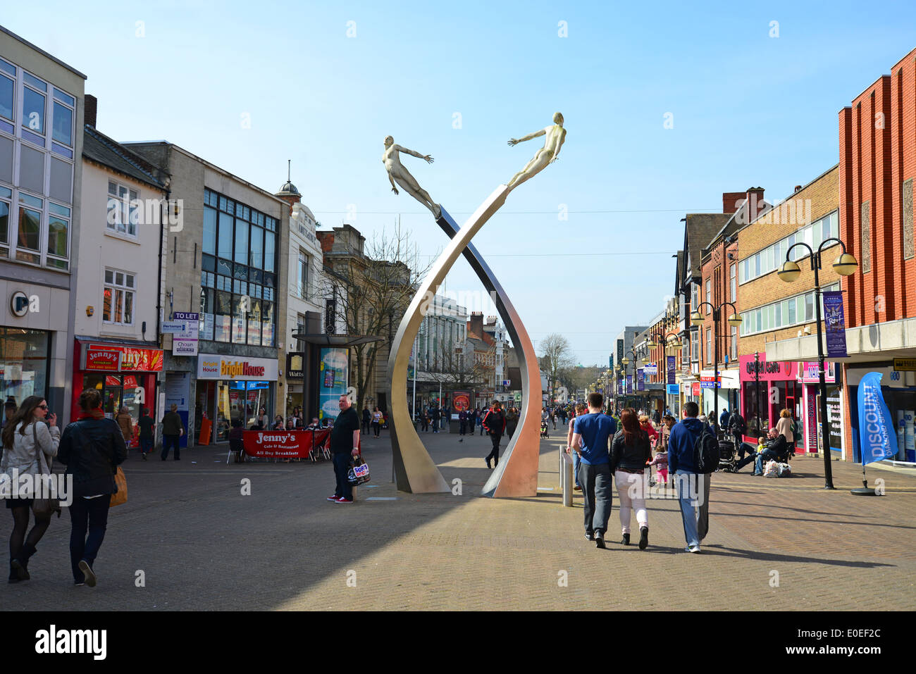 Scoperta la scultura, Abington Street, Northampton, Northamptonshire, England, Regno Unito Foto Stock