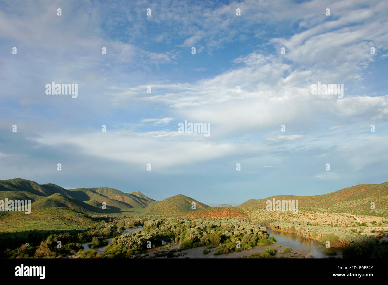 Vista sul fiume Kunene che forma il confine tra la Namibia e Angola, Sud Africa Foto Stock