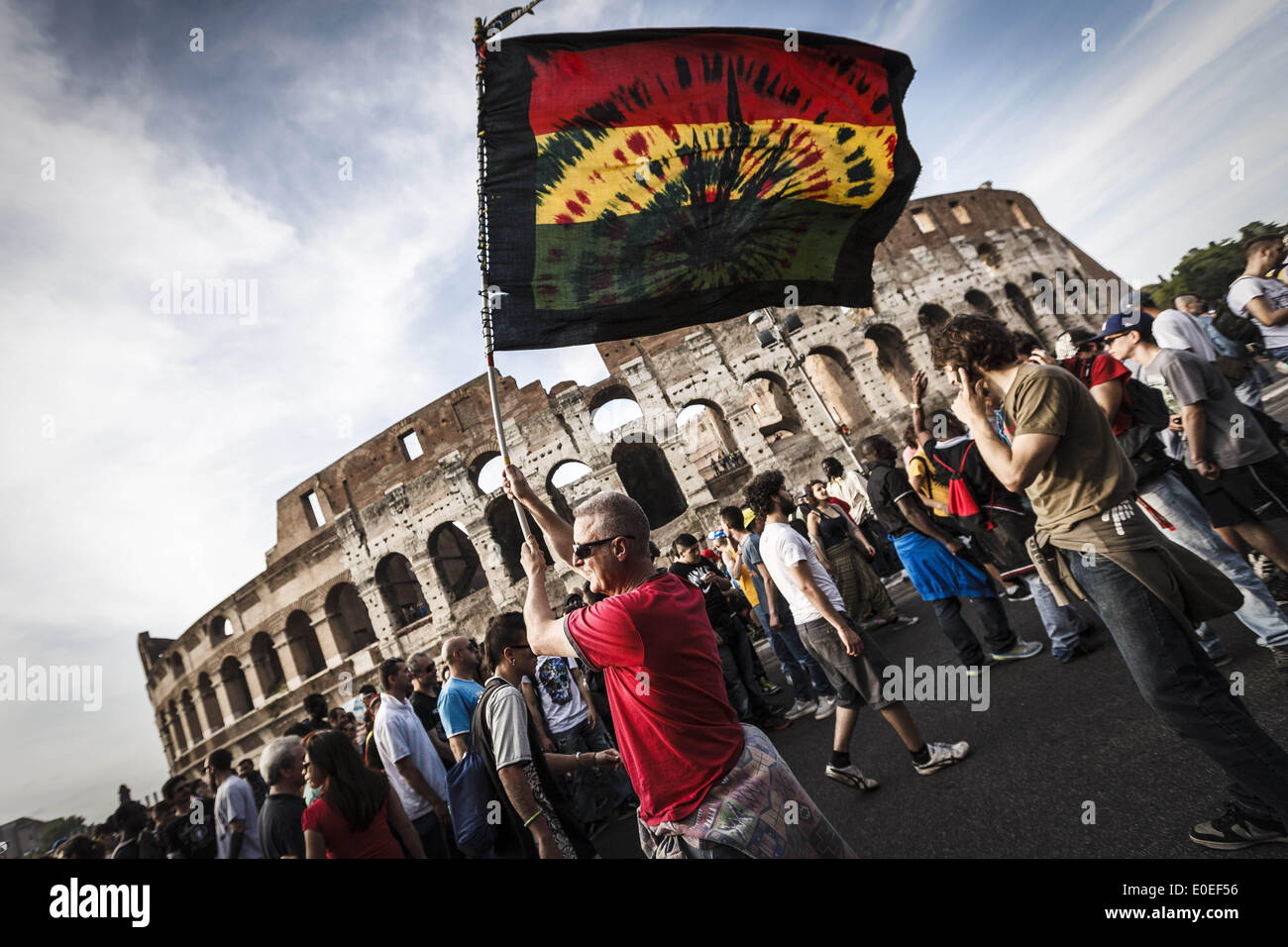 Roma, Italia. Il 10 maggio, 2014. Roma, Italia '"" 10 Maggio 2014: dimostranti partecipa al Global Marijuana marzo a Roma per chiedere la legalizzazione della marijuana Sabato 10 Maggio, 2014. Migliaia di persone hanno marciato nel centro di Roma durante il Global Marijuana marzo, un rally annuale tenuto in diverse ubicazioni in tutto il pianeta, chiedere la legalizzazione della marijuana e cambiamenti nelle politiche in materia di droga. Il Global Marijuana marzo (MGM) va anche con il nome di tutto il Mondo di Marijuana marzo (WMM) o Million Marijuana March (MMM) Credito: Giuseppe Ciccia/NurPhoto/ZUMAPRESS.com/Alamy Live News Foto Stock