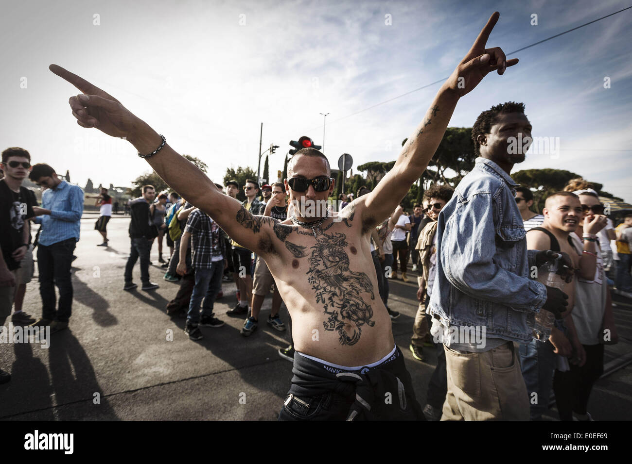 Roma, Italia. Il 10 maggio, 2014. Roma, Italia '"" 10 Maggio 2014: persone prendono parte al Global Marijuana marzo a Roma per chiedere la legalizzazione della marijuana Sabato 10 Maggio, 2014. Migliaia di persone hanno marciato nel centro di Roma durante il Global Marijuana marzo, un rally annuale tenuto in diverse ubicazioni in tutto il pianeta, chiedere la legalizzazione della marijuana e cambiamenti nelle politiche in materia di droga. Il Global Marijuana marzo (MGM) va anche con il nome di tutto il Mondo di Marijuana marzo (WMM) o Million Marijuana March (MMM) Credito: Giuseppe Ciccia/NurPhoto/ZUMAPRESS.com/Alamy Live News Foto Stock
