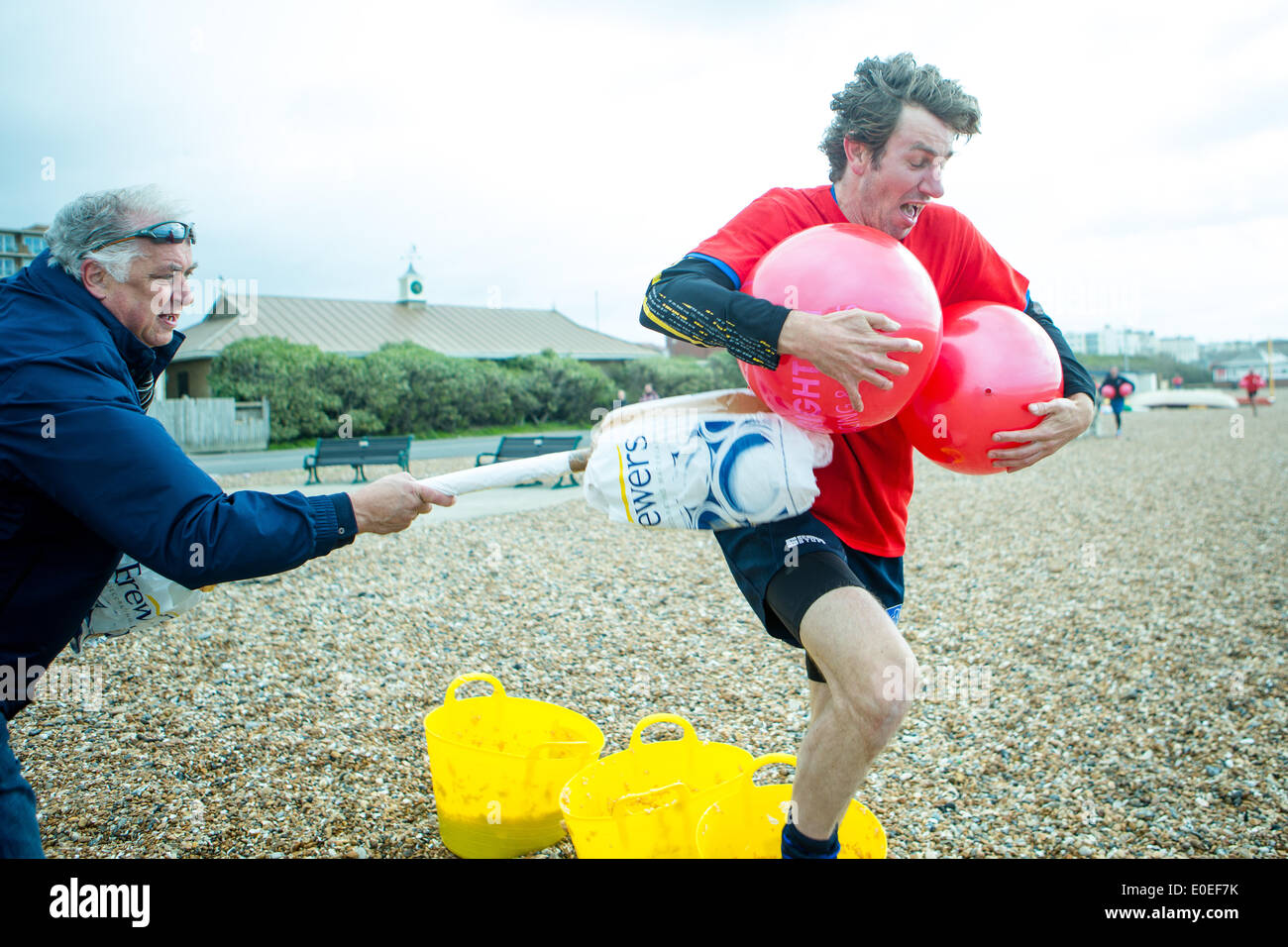 Hove Lagoon, City of Brighton & Hove, East Sussex, Regno Unito. Brighton Big Balls Beach Run 2014. Si tratta di un evento di beneficenza che raccoglie fondi per la ricerca sul cancro alla prostata e ai testicoli. David Smith/Alamy Live News Foto Stock